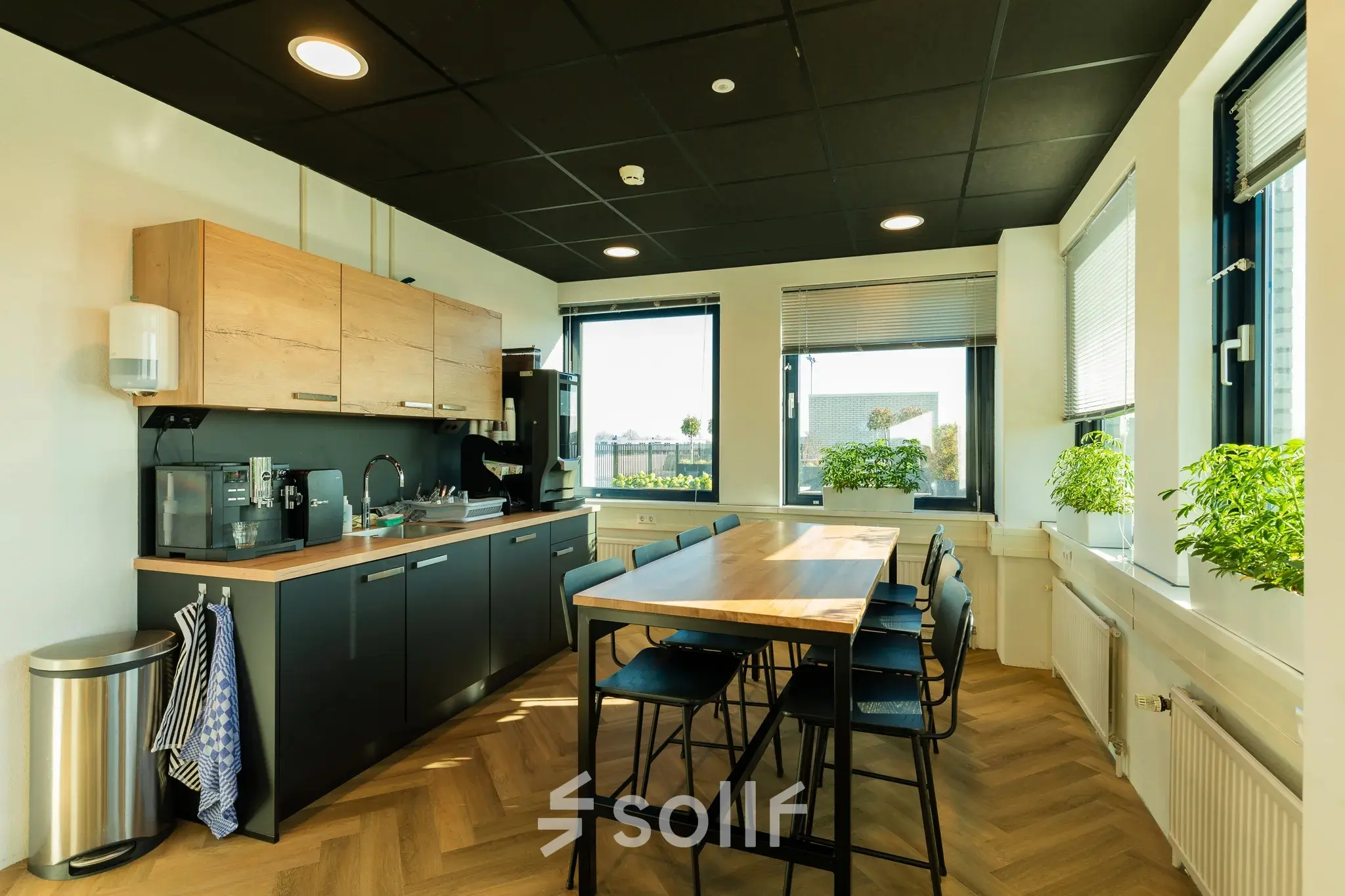 Office pantry at Prins Willem Alexanderlaan 701, Apeldoorn featuring a countertop, coffee machine, and bar-height seating, ideal for informal meetings or breaks. Ideal office space rental with natural light.