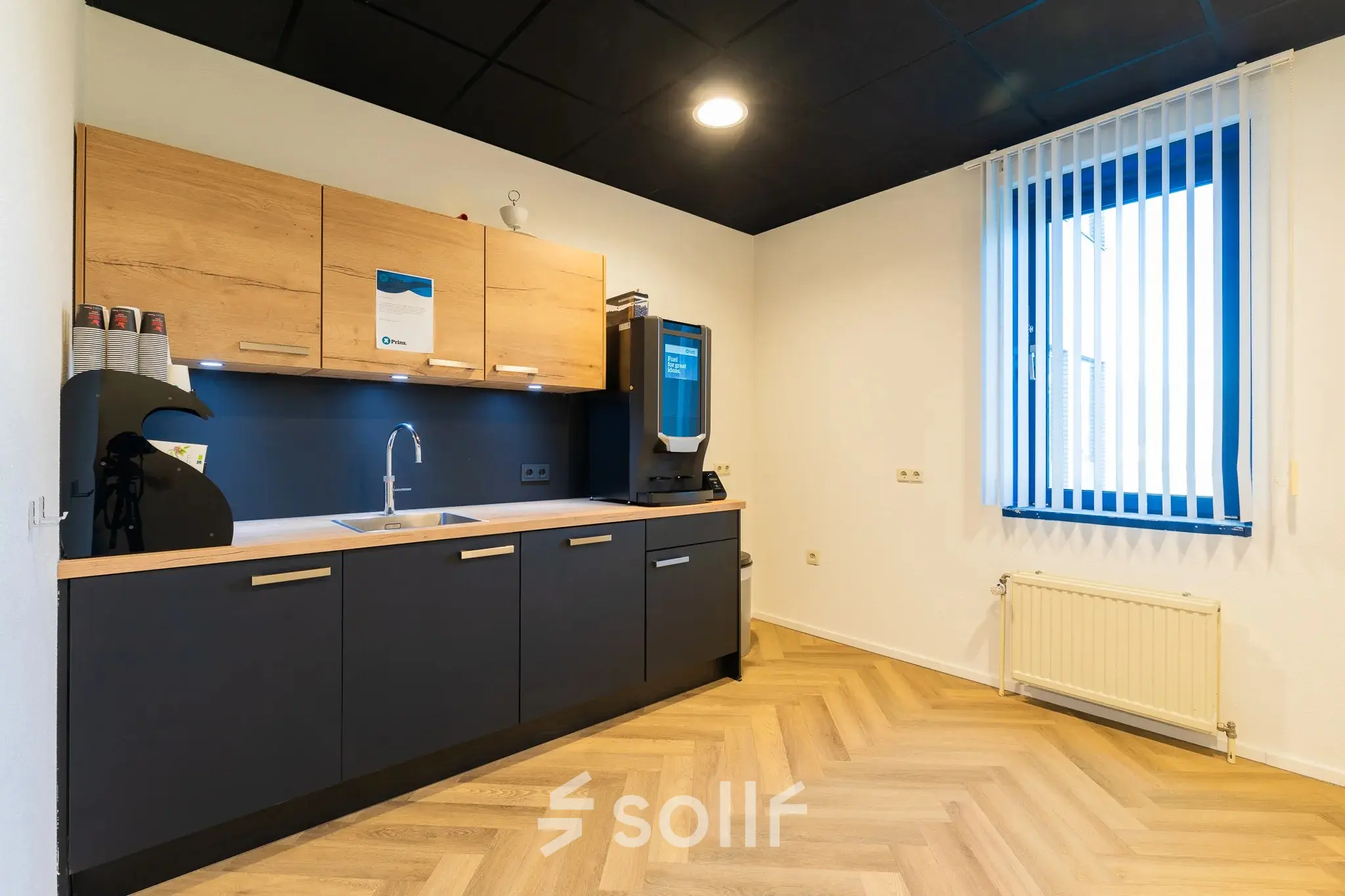 Office pantry at Prins Willem Alexanderlaan 701, Apeldoorn, featuring modern cabinetry and a coffee machine. Ideal for office space rental needs.