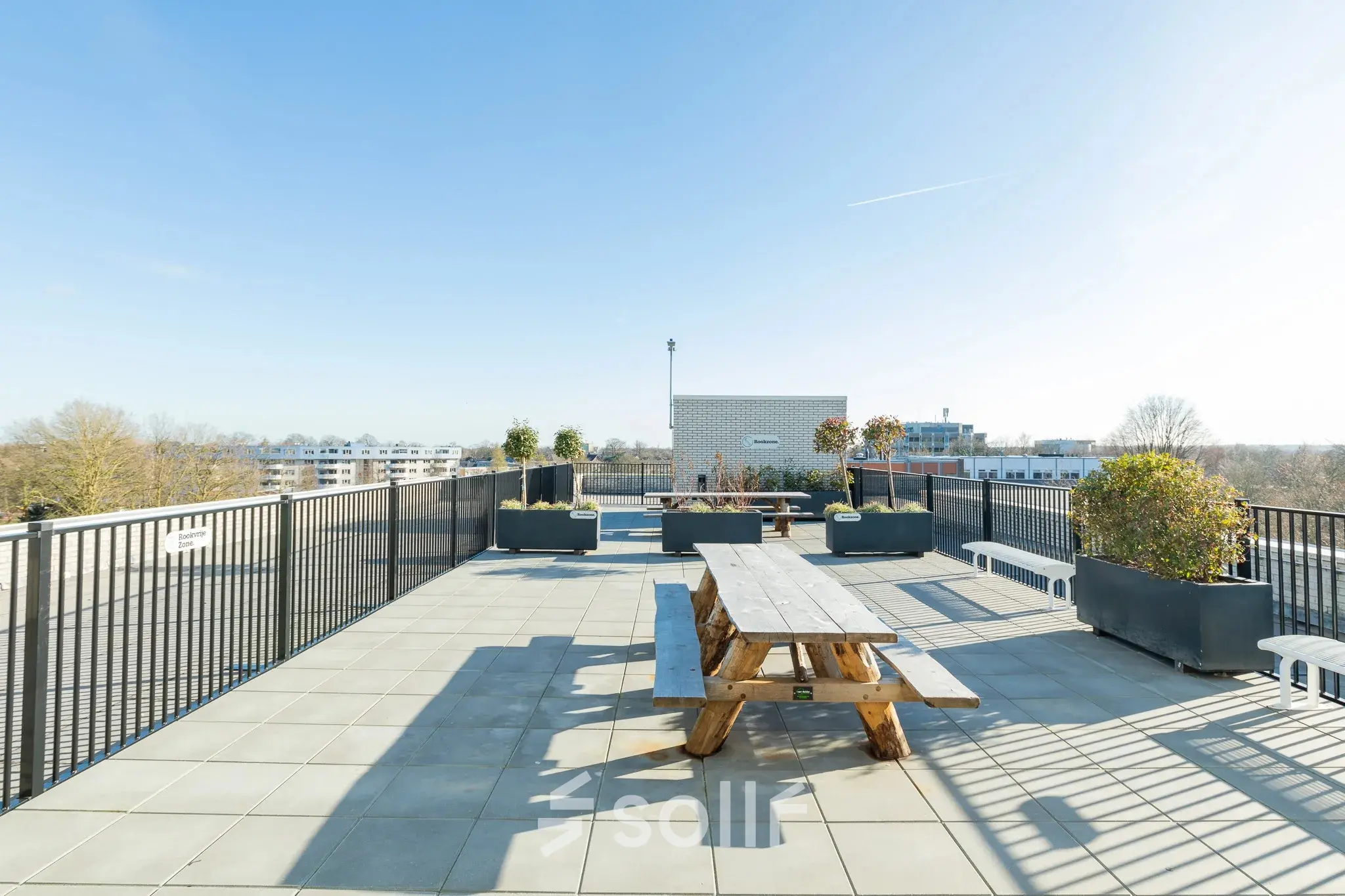 Spacious rooftop area at Prins Willem Alexanderlaan 701, Apeldoorn, ideal for breaks or informal meetings with views of the city. Perfect for businesses seeking office space rental with an outdoor twist.