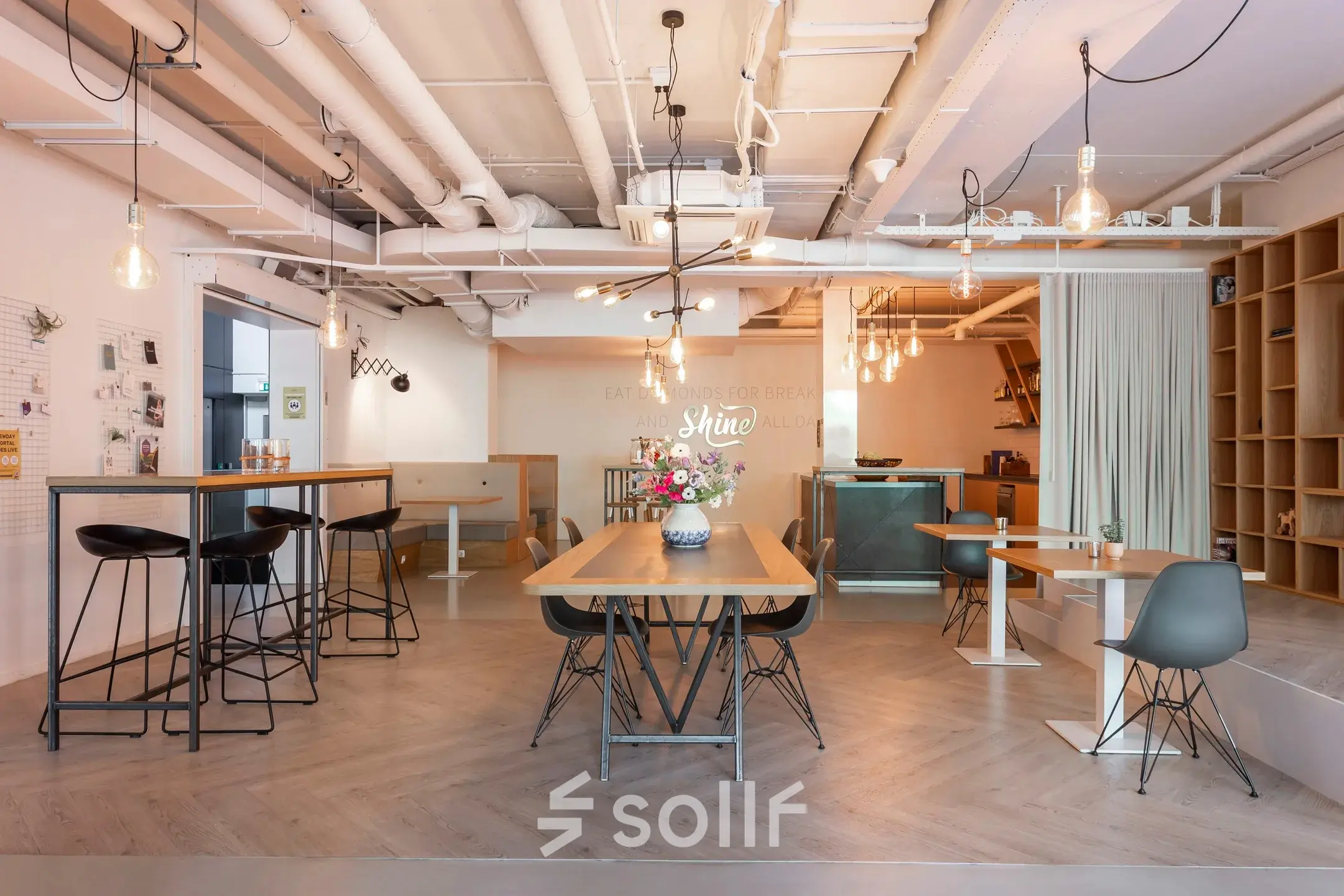 Stylish office space at Roggestraat 111, Apeldoorn, featuring modern furnishings and a welcoming atmosphere, perfect for office space rental.