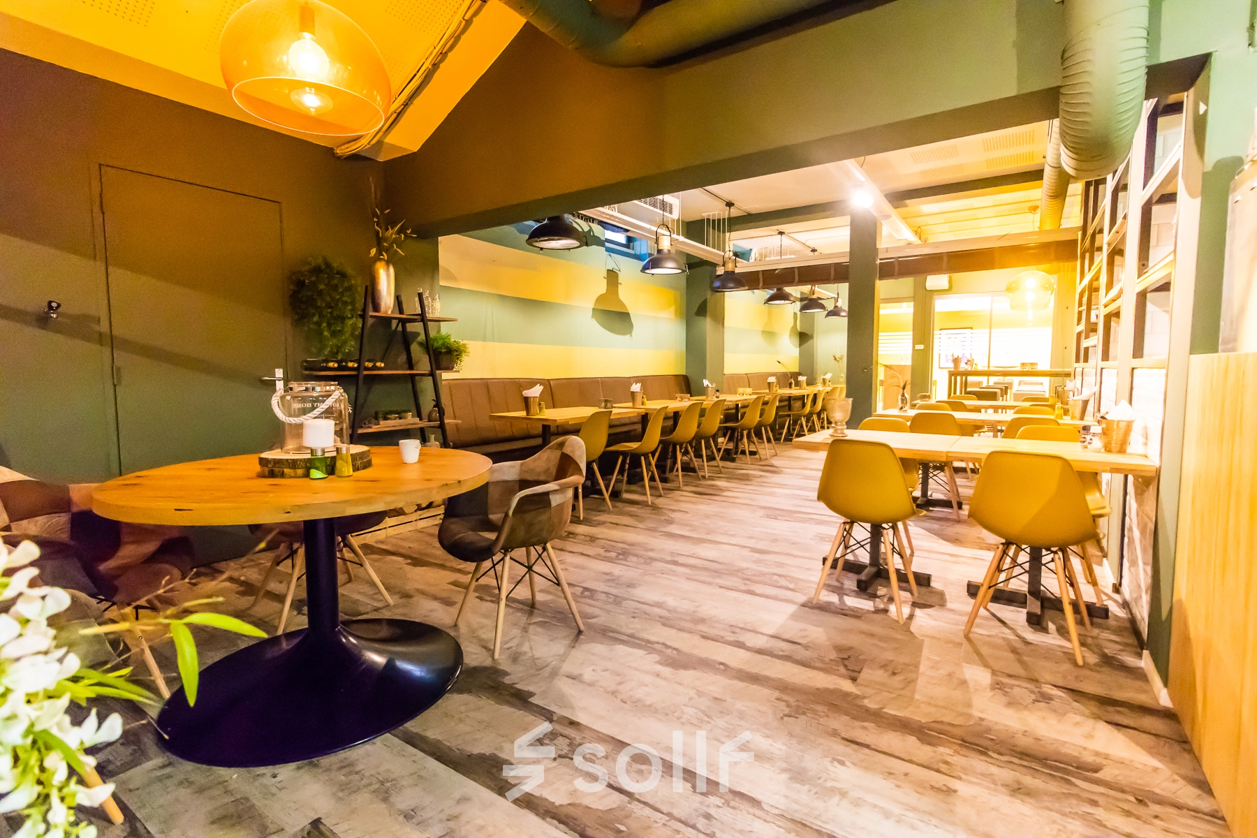 Modern office space at Jansbuitensingel 7, Arnhem Centrum with stylish furniture and ambient lighting, available for rent. Ideal for meetings or as a workspace rental option.