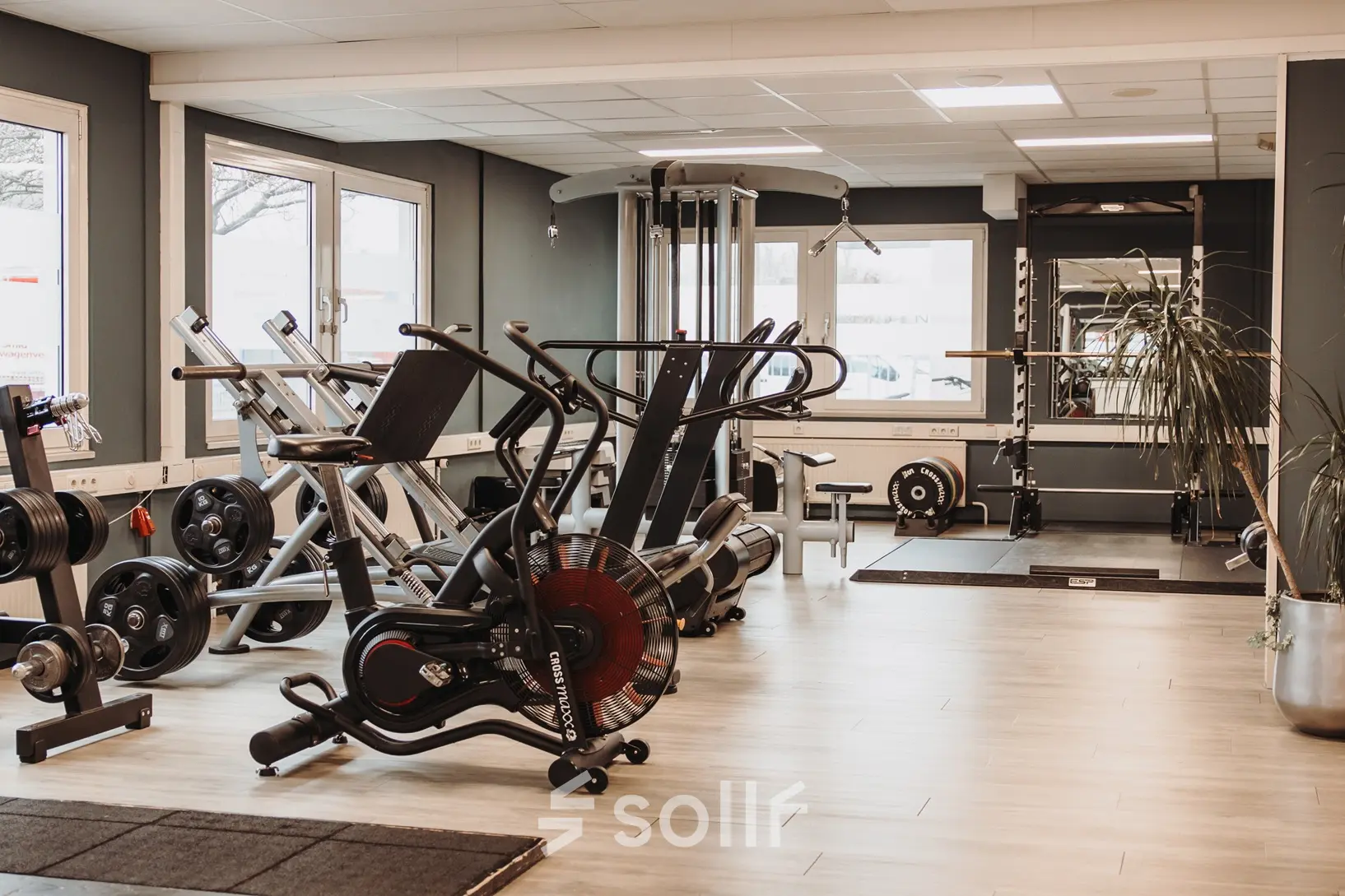 Spacious office gym with various fitness equipment available for employees, located at Vlamoven 34, Arnhem IJsseloord, ideal for office space rental.