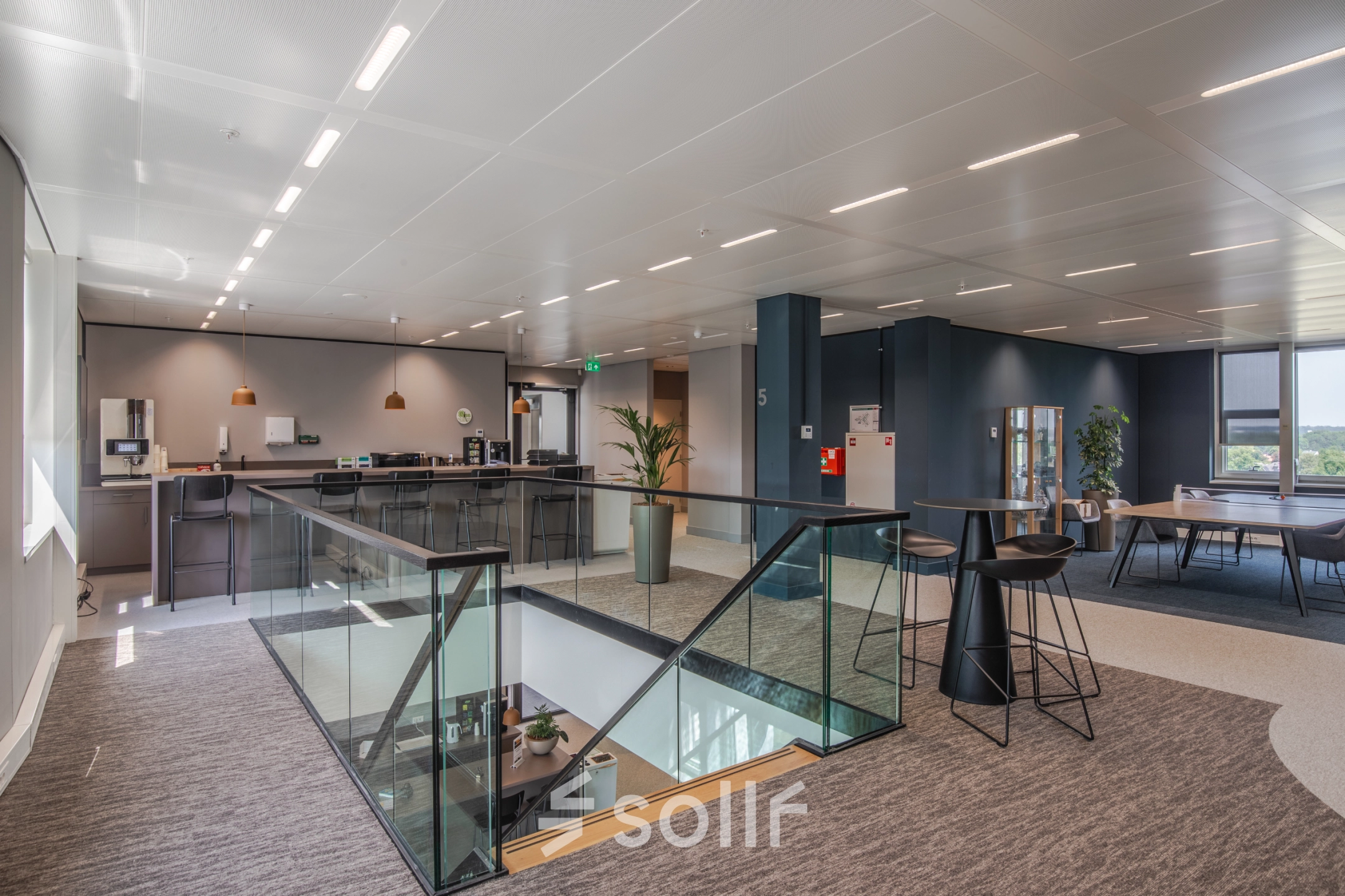 Modern office to rent at Rijksweg-West 2 in Arnhem Zuid, featuring a stylish open floor plan with contemporary furnishings and a sleek kitchenette area.