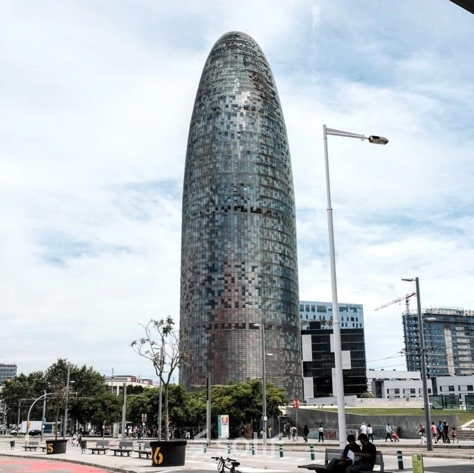 Exterior view of a modern building located at Avinguda Diagonal 211 in Barcelona's @22 district, ideal for office space rental.