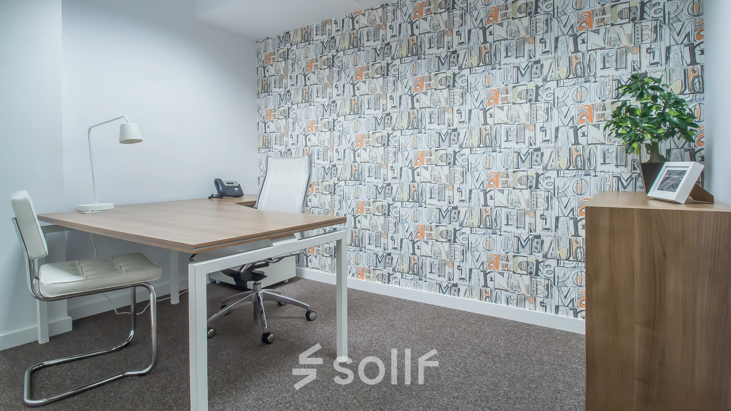 Cozy office space with modern furnishings, including a wooden desk, chairs, and a decorative wall at Carrer d'Aribau 161, Barcelona Eixample. Ideal for office space rental.