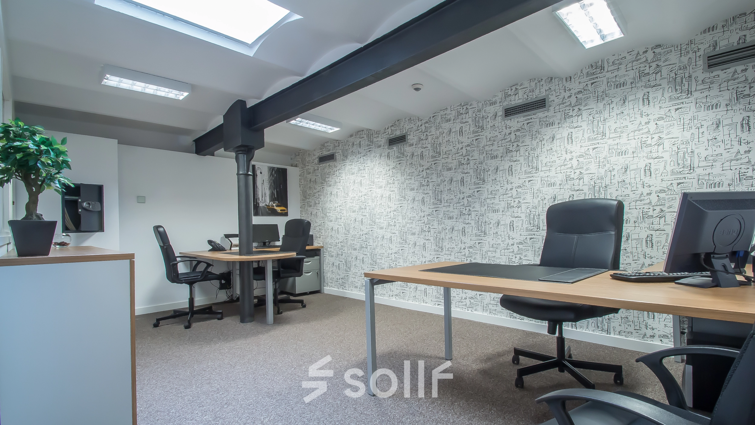 Interior view of a furnished office space with desks and chairs, located at Carrer d'Aribau 161 in Barcelona Eixample, ideal for office space rental.