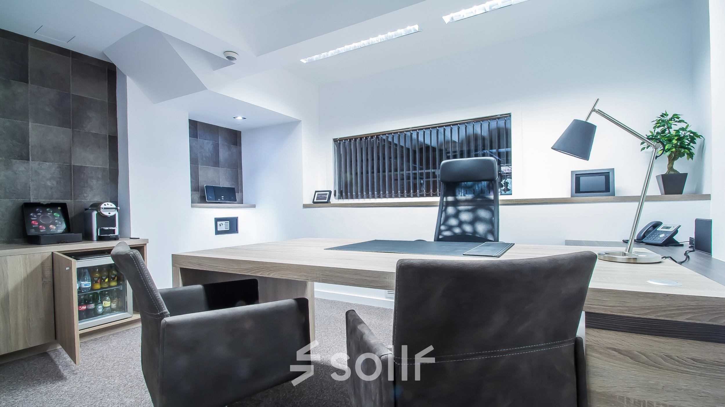 Furnished office space available for rent at Carrer d'Aribau 161, Barcelona Eixample, featuring a stylish desk and chairs, with modern lighting and decor.