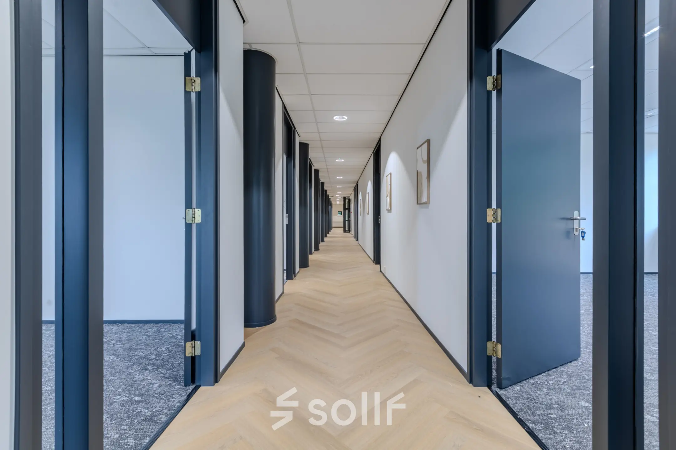 Modern hallway with open doors leading to various offices, ideal for office space rental at Rijtuigweg 10, Bergen op Zoom.
