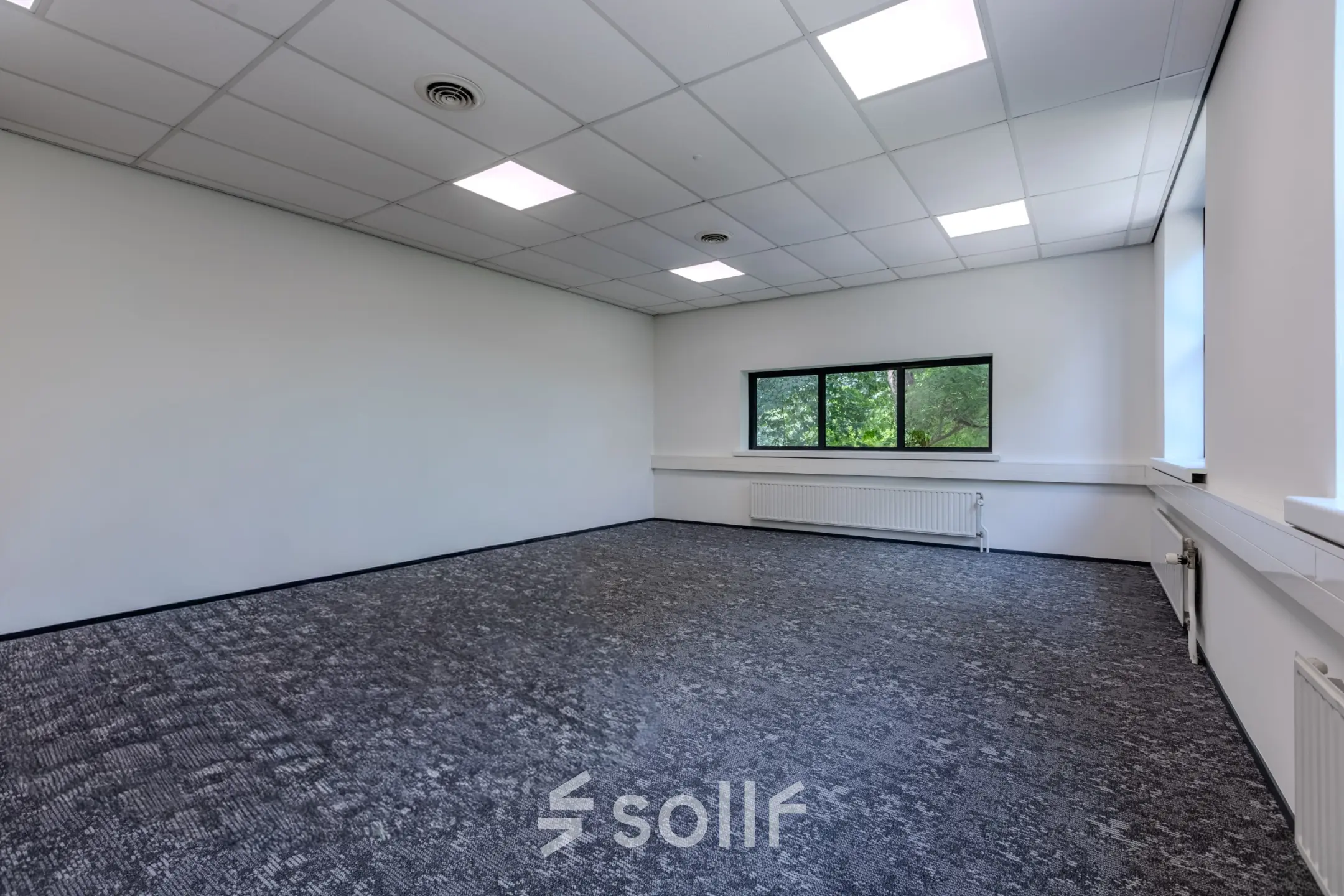 Unfurnished office space with carpeted floor and large window at Rijtuigweg 10, Bergen op Zoom, available for rent.