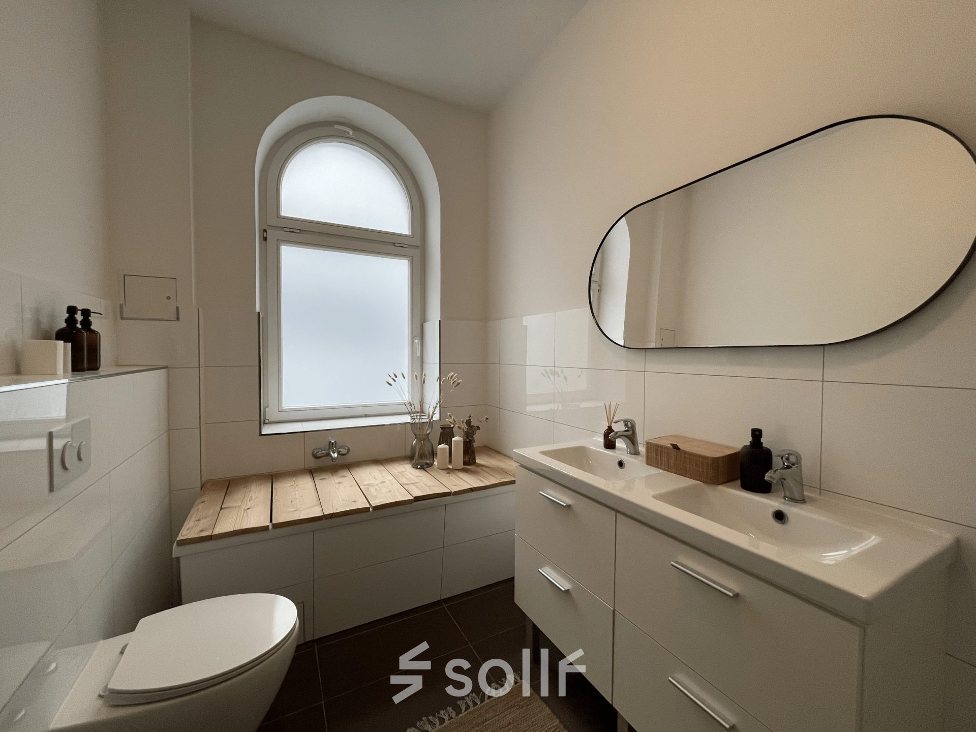 Bright bathroom space with a modern design, featuring a dual sink vanity and natural lighting. Located at Kurfürstendamm 167, ideal for office space rental in Berlin Charlottenburg.