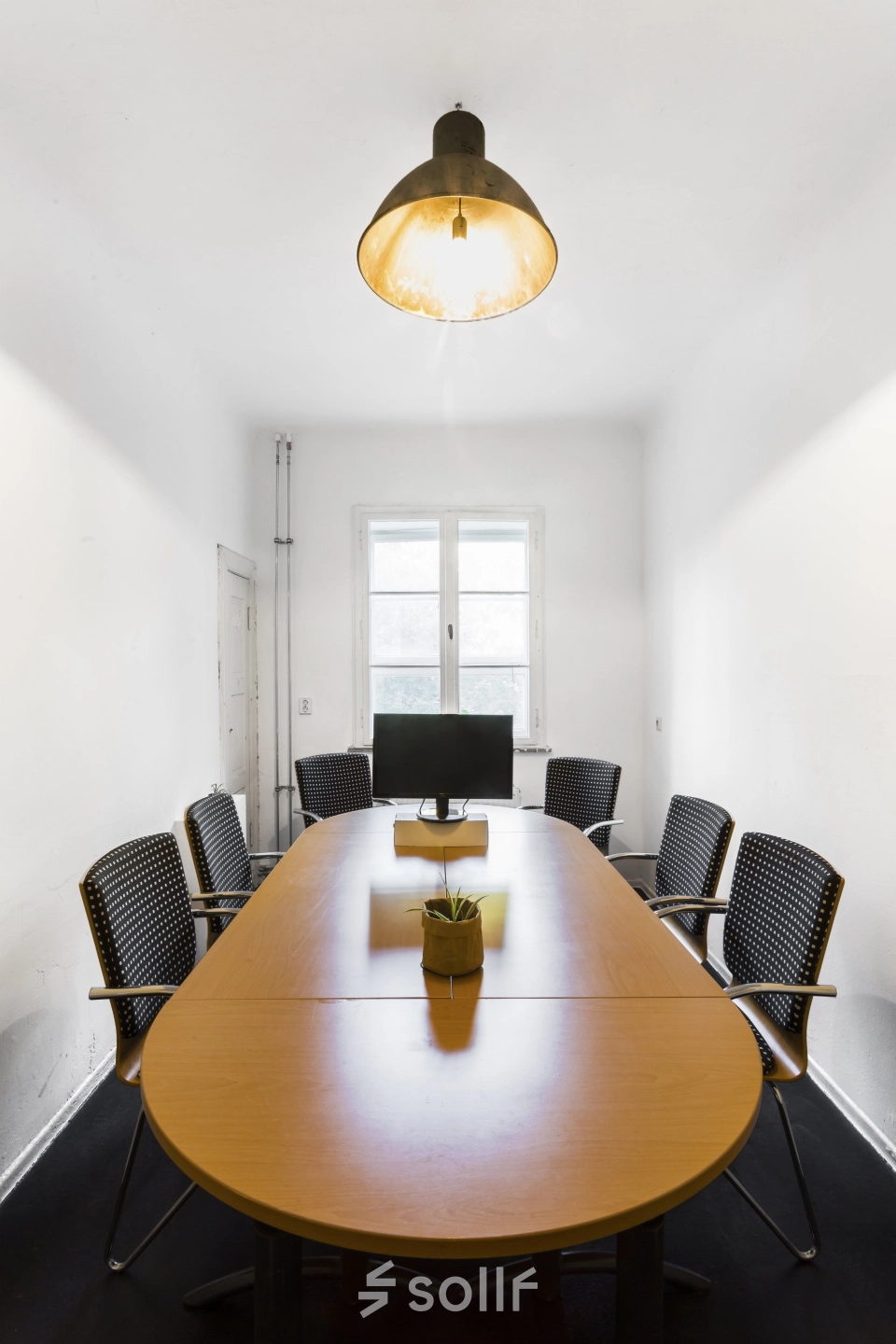 Bright office space at Blockdammweg 1, Berlin Lichtenberg featuring a large table with chairs, perfect for meetings and office space rental.