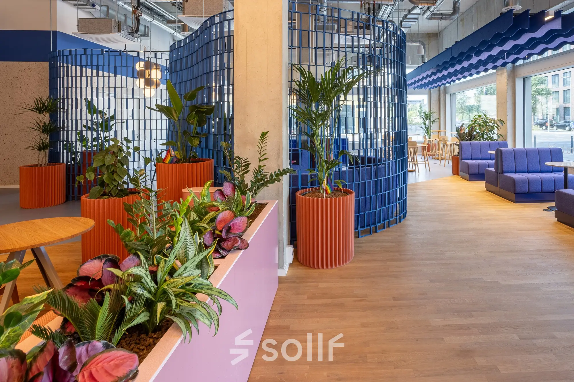 Vibrant office space at Heidestraße 34, Berlin Mitte, featuring colorful seating and decorative plants, perfect for working or meeting. Ideal for those looking to rent office space in a stylish environment.