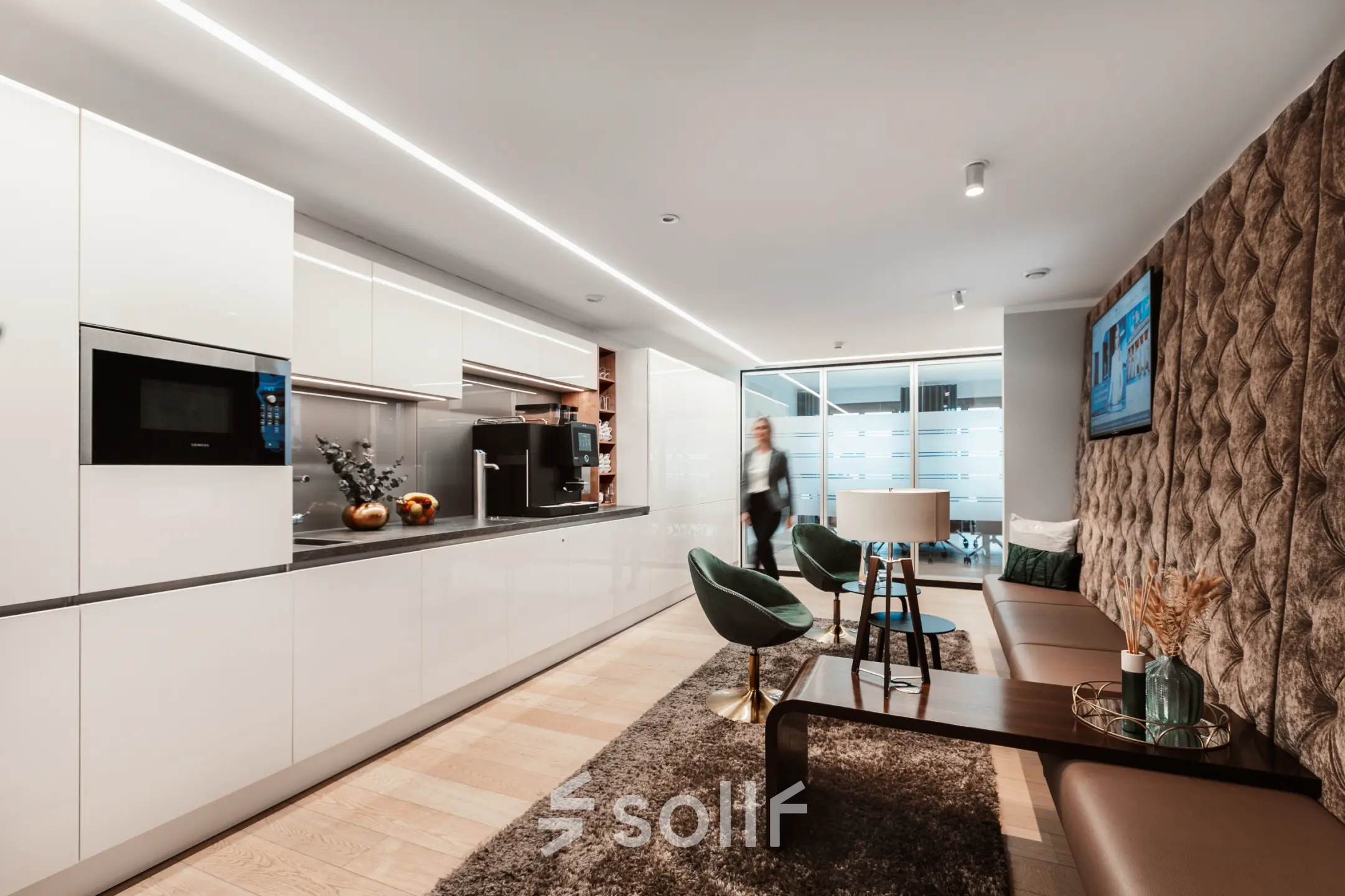 Sleek and modern office lounge in Berlin Mitte at Pariser Platz 6a, featuring stylish seating and a coffee area, perfect for office space rental.