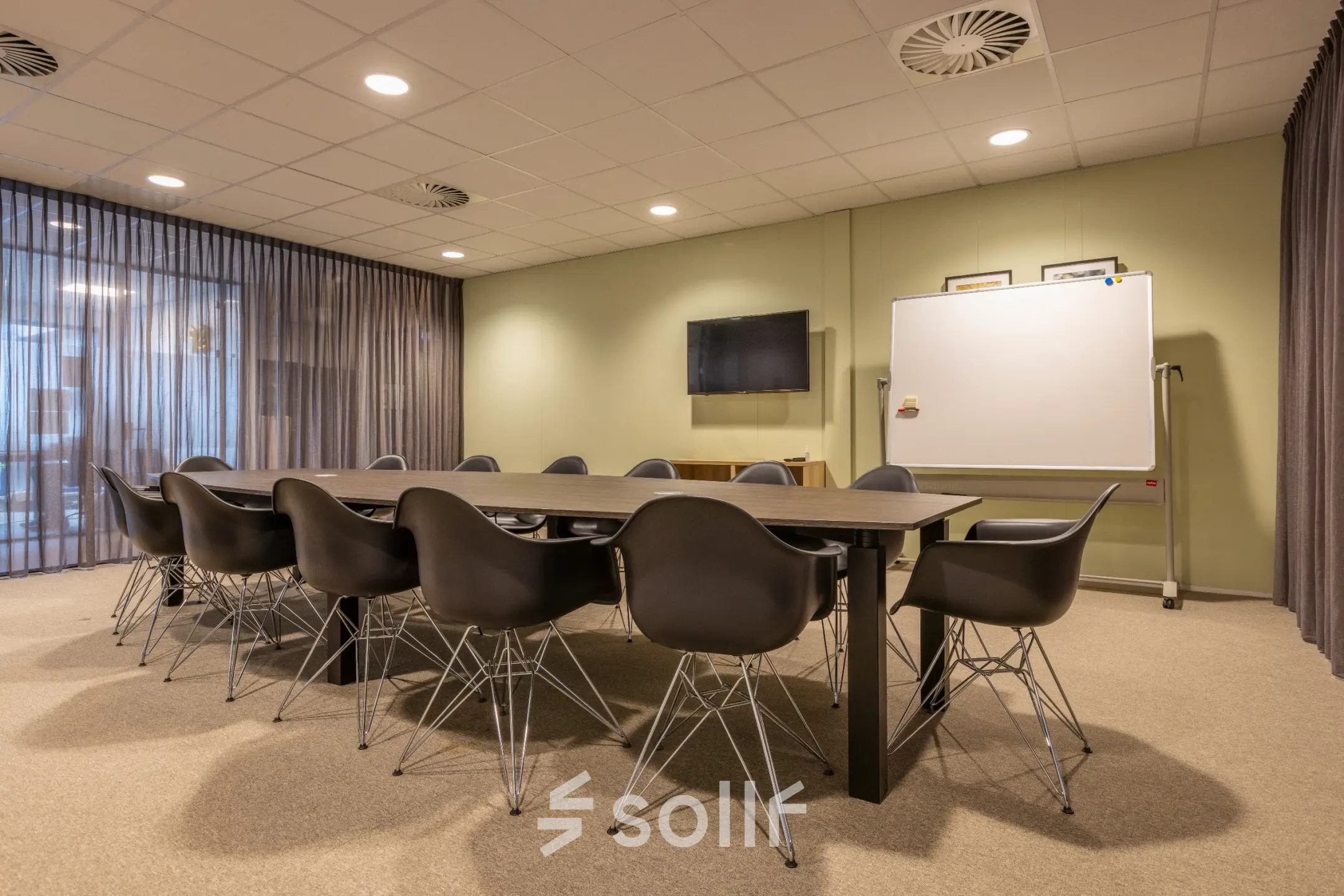 Spacious conference room at Marktstraat 1-7 in Bodegraven, featuring a long table surrounded by chairs, available for office space rental.