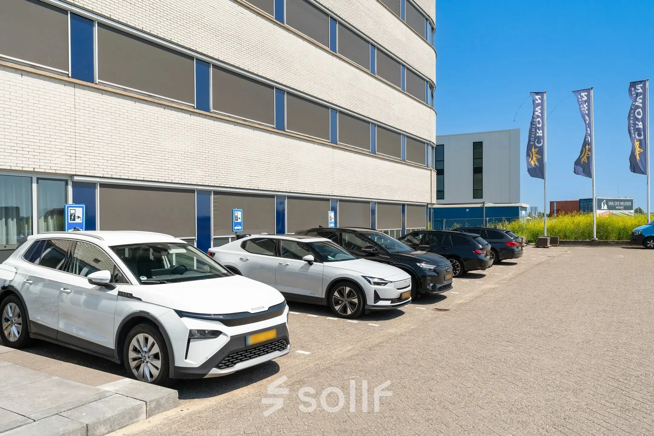 Parking area with several cars in front of an office building at Tolnasingel 1 - 3, Bodegraven, available for office space rental.
