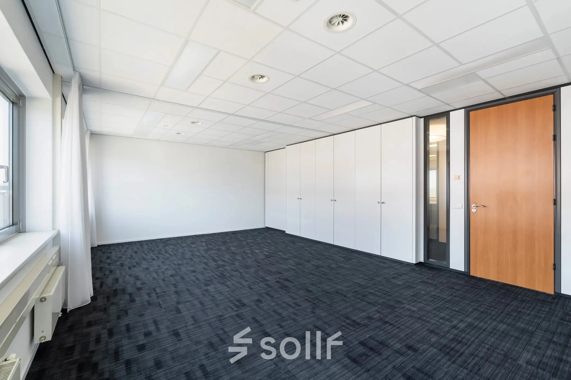 Unfurnished office space at Tolnasingel 1 - 3, Bodegraven, with a carpeted floor, white walls, and large windows. Ideal for office space rental.