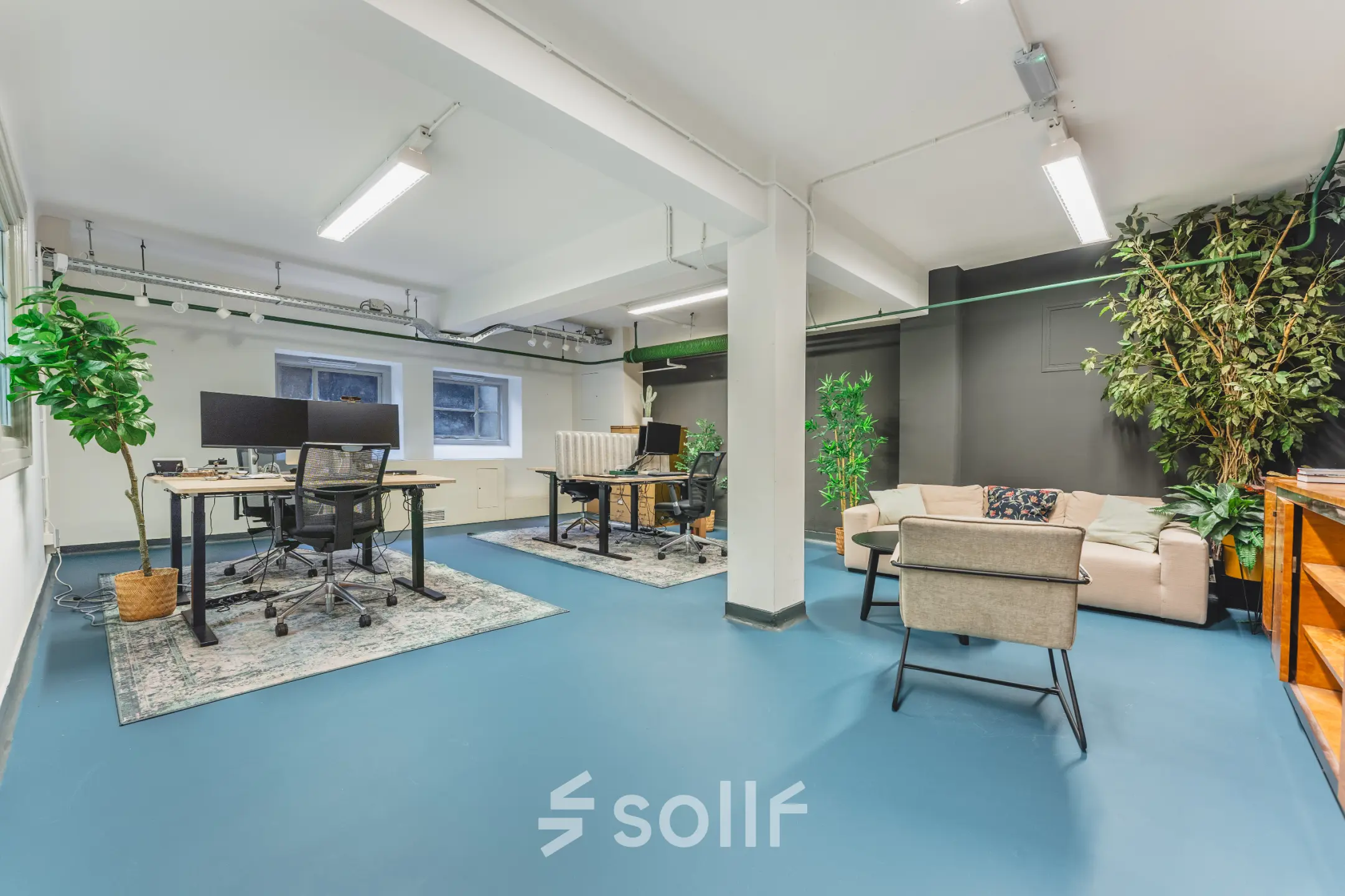 Modern office space rental with desks and seating at Ceresstraat 13, Breda Centrum-Station. Ideal for businesses looking for an office to rent.