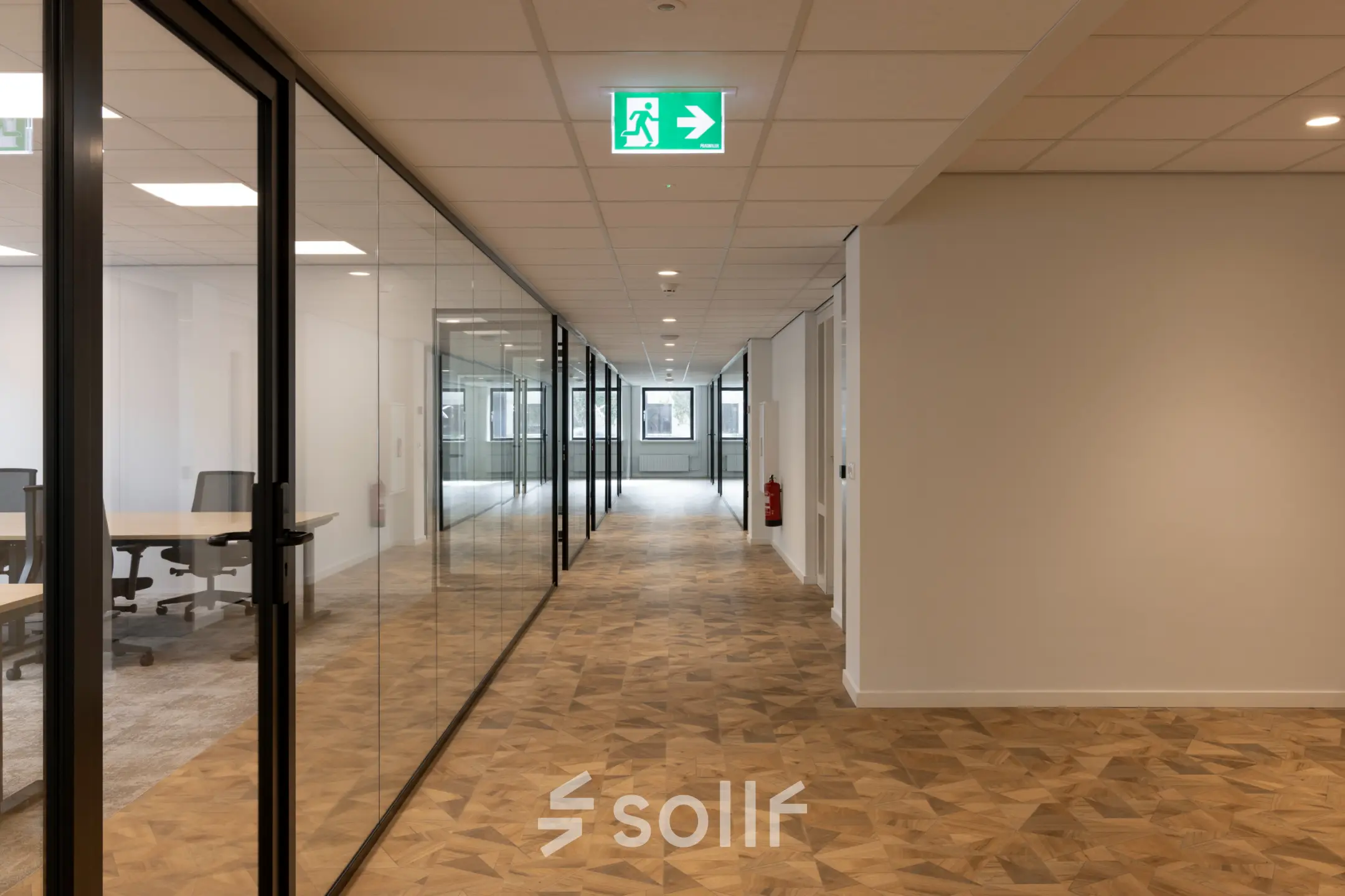 Corridor in an office space at Essebaan 63, Capelle aan den IJssel, featuring glass partitions and modern flooring, ideal for office space rental.