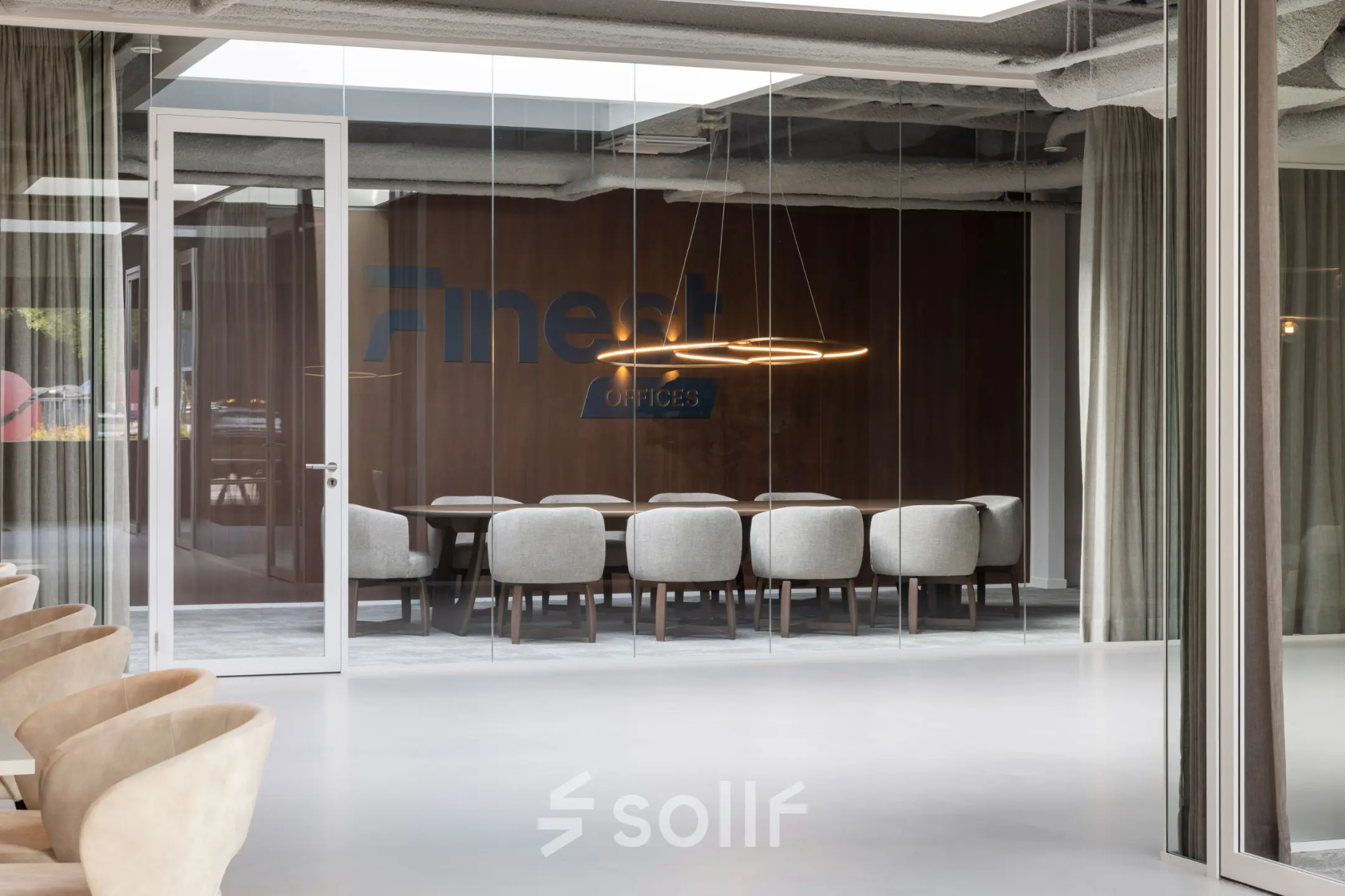 Modern conference room at Essebaan 63 in Capelle aan den IJssel, featuring a long table with seating and soft lighting. Ideal office space rental for meetings.