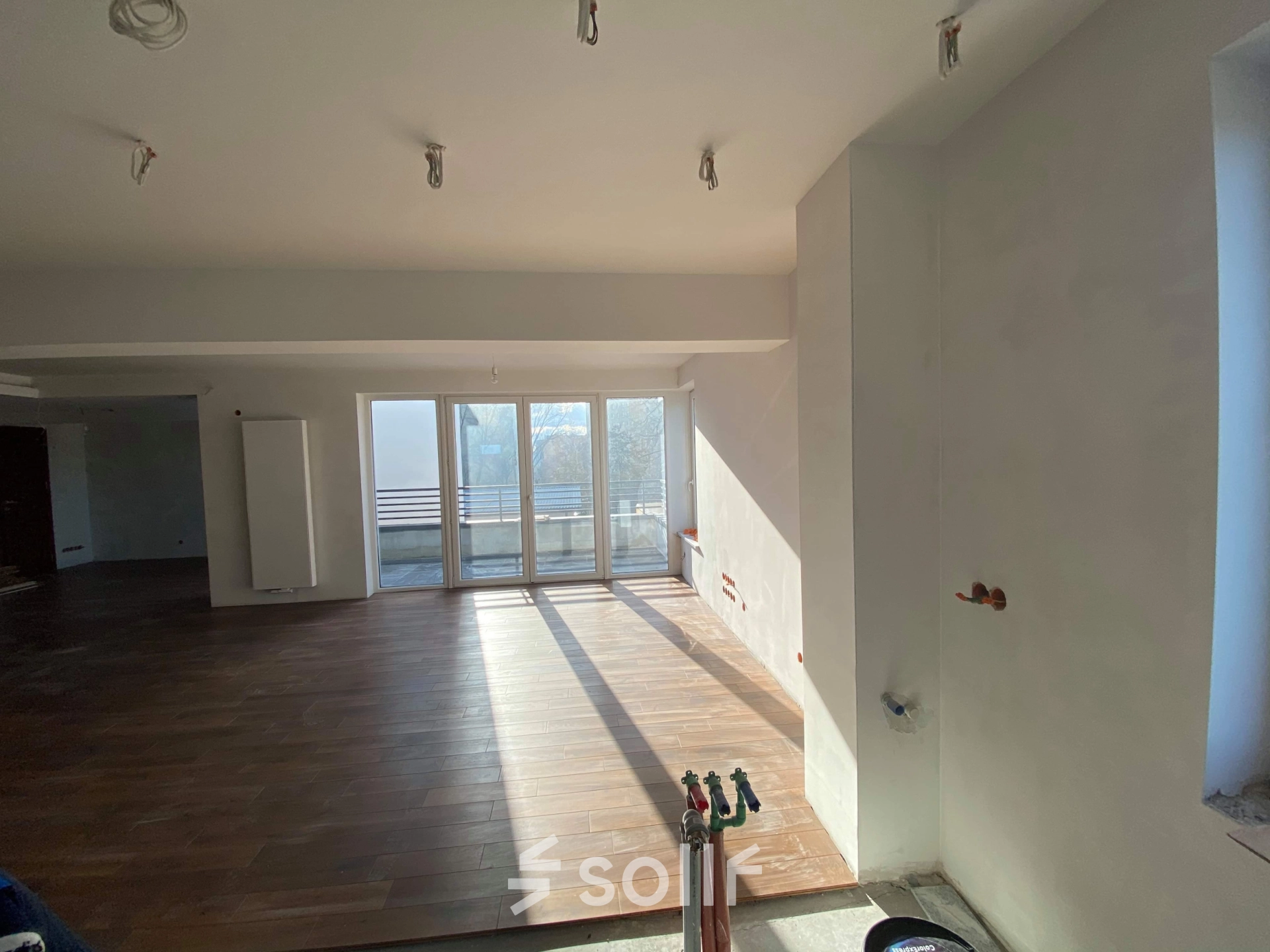 Bright office space with large windows, located at Jastrzębia 24, Cracow Podgorze Duchackie. Ideal for office space rental with plenty of natural light.