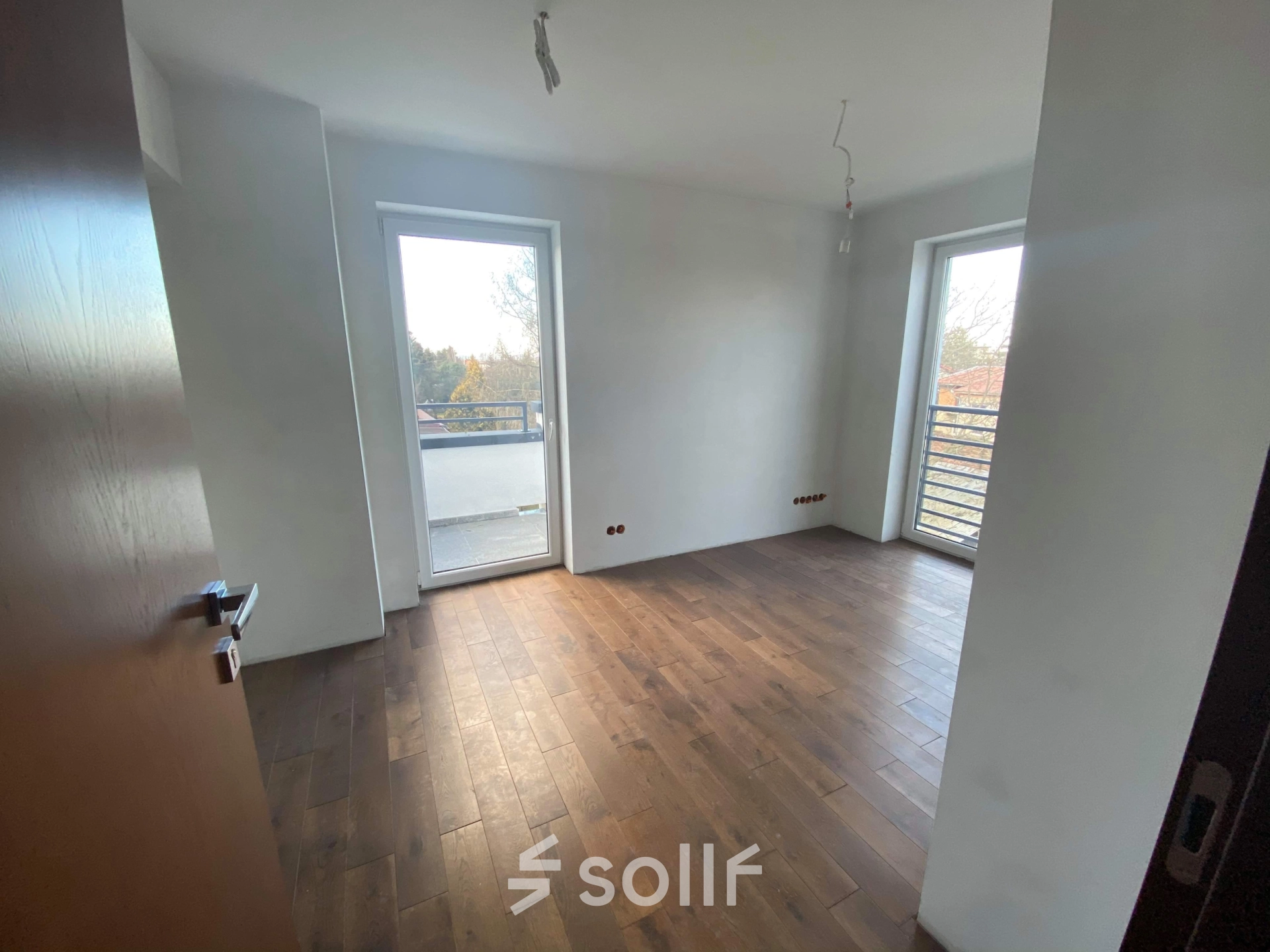 Spacious office space with wooden floors and large windows, located at Jastrzębia 24 in Cracow Podgorze Duchackie, ideal for office space rental.