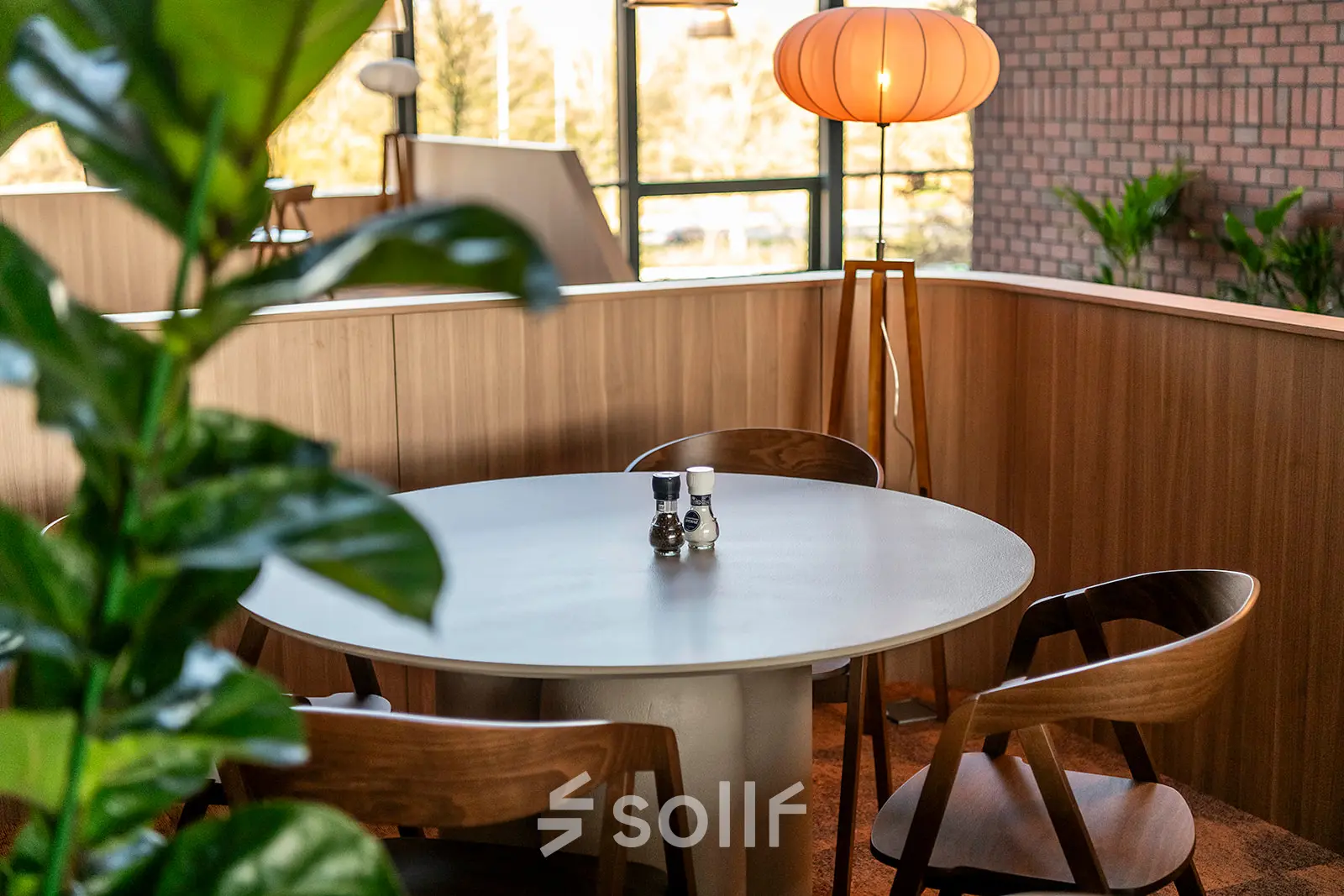 Cozy office space with round table and modern chairs at Hambakenwetering 5, perfect for office space rental needs.