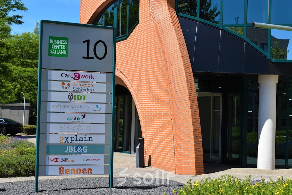 Exterior view of office space rental at Keulenstraat 10, Deventer, featuring signage of multiple businesses housed in the building.