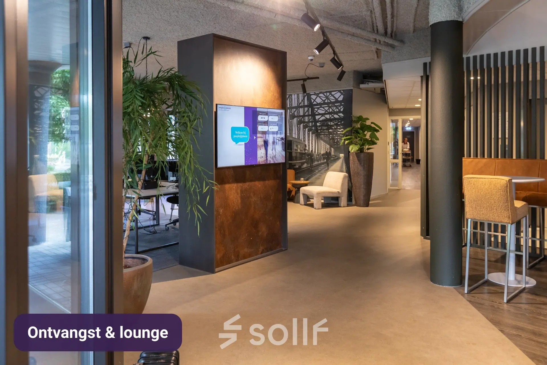 Lounge area at Keulenstraat 12, Deventer, featuring modern seating and plants. Ideal for office space rental with inviting ambiance.