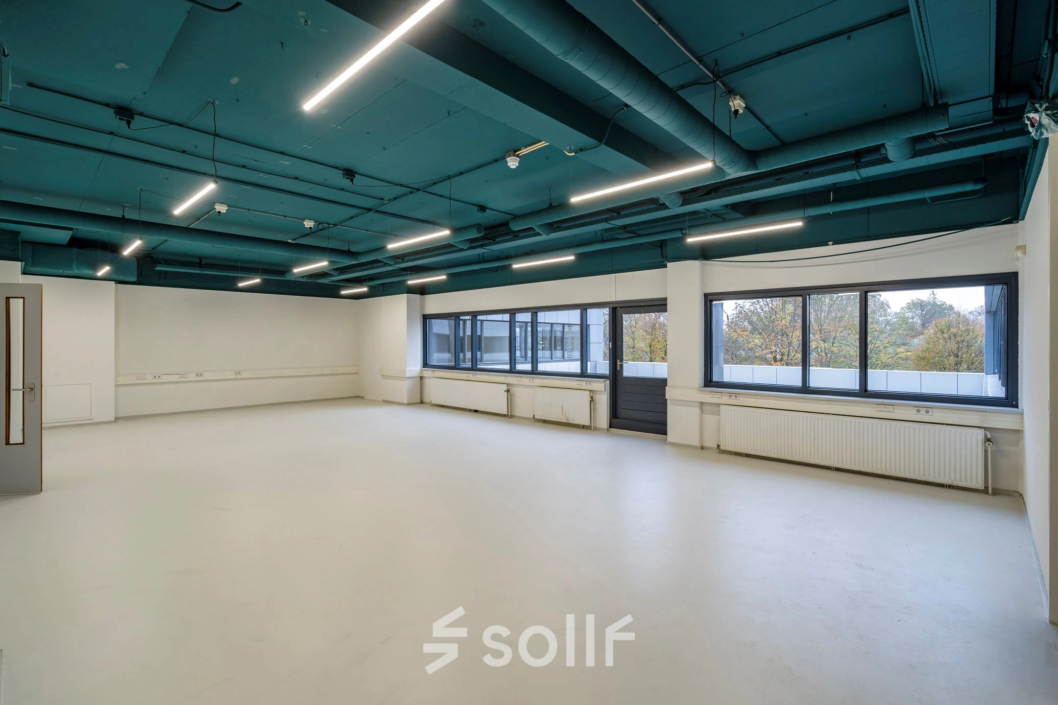 A spacious and well-lit office to rent at Staverenstraat 15-17, Deventer, featuring large windows and ample lighting, ideal for office space rental.
