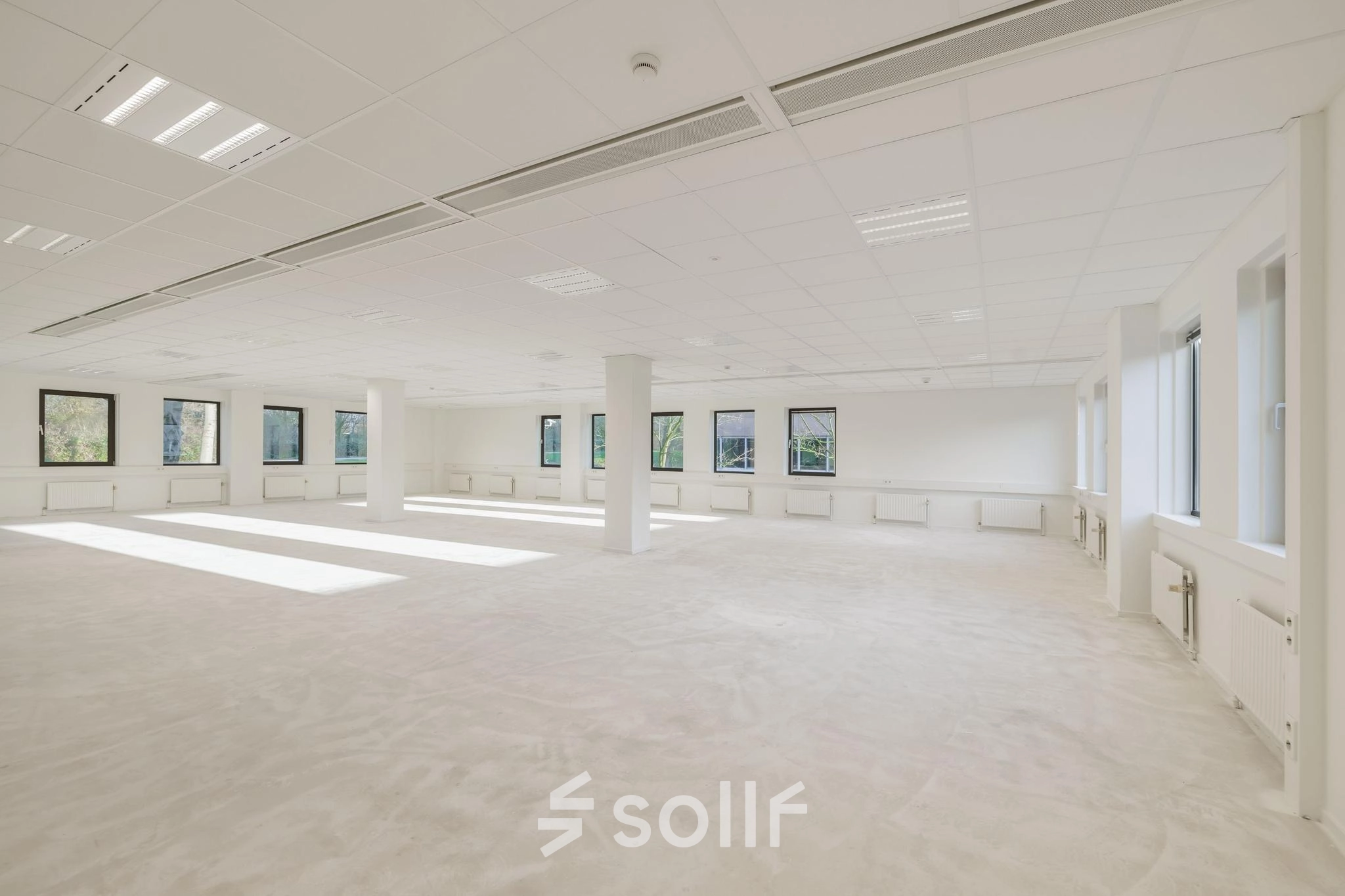 Spacious office to rent at Wisselwerking 40-48, Diemen, featuring large windows and ample daylight, ideal for office space rental purposes.