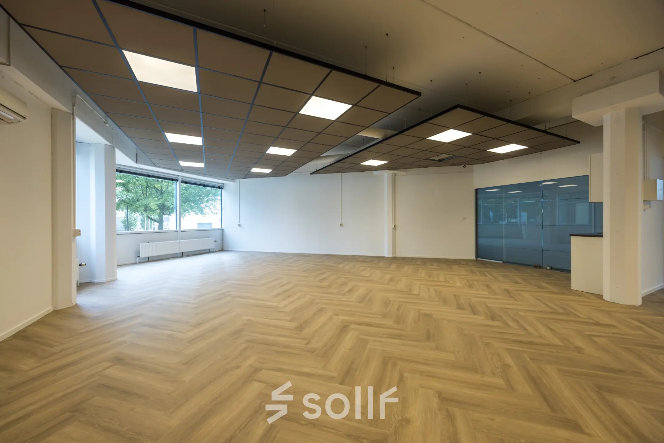 Spacious unfurnished office to rent at Luchthavenweg 81, Eindhoven Airport, featuring large windows and ample natural light.
