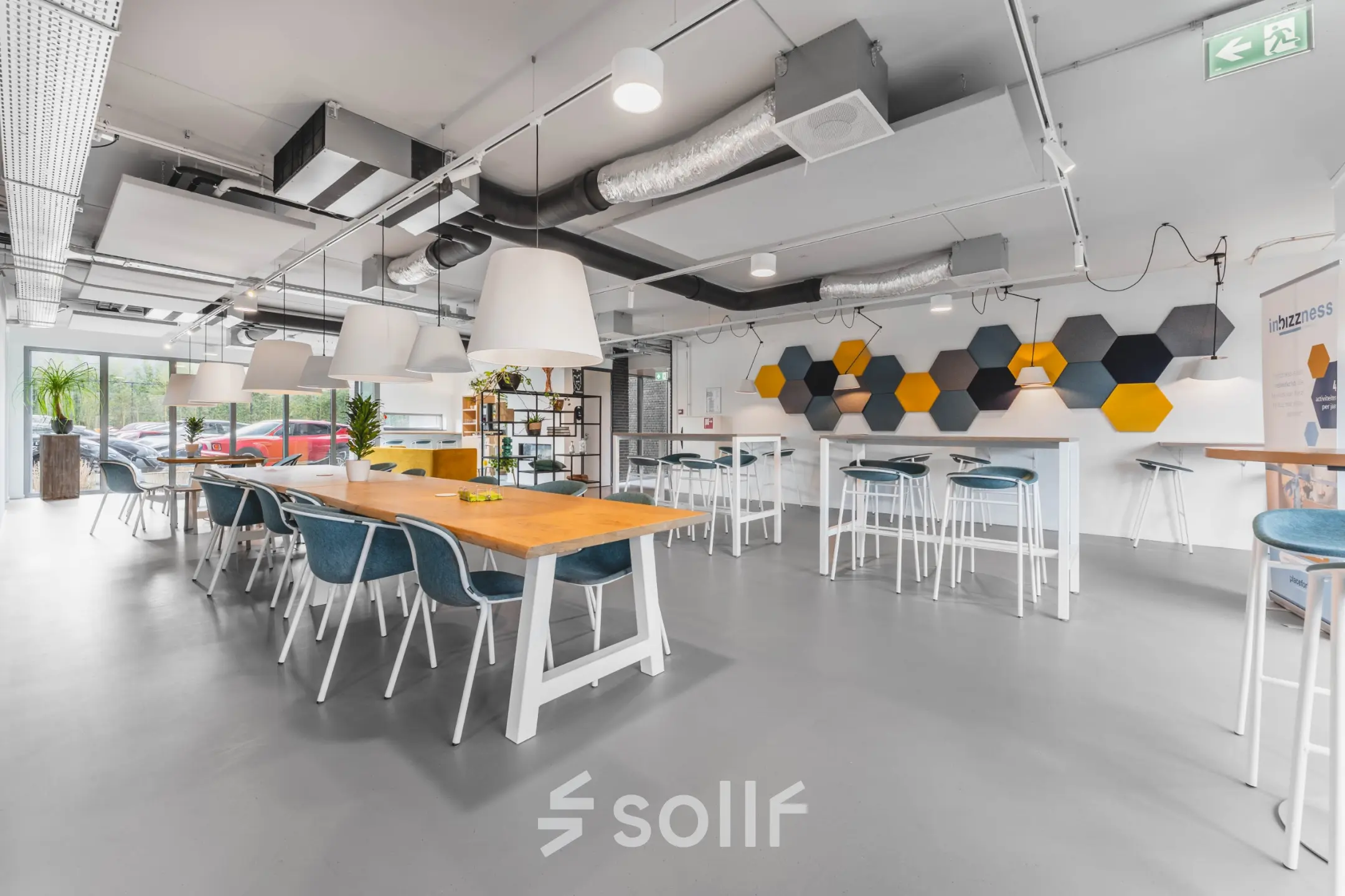 Spacious and bright office space at Hurksestraat 60, Eindhoven De Hurk, featuring modern furniture and ample lighting for productive work.