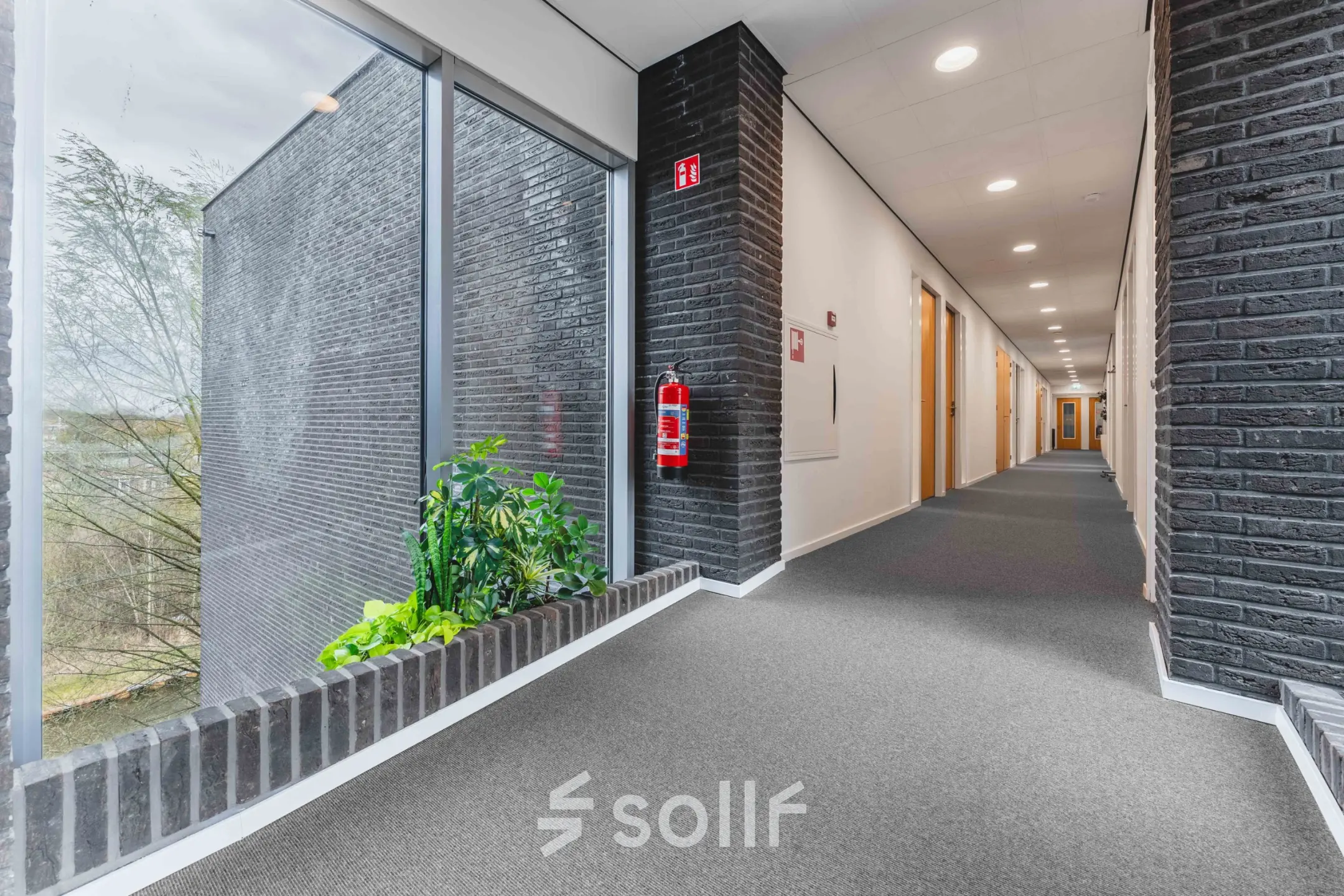 Spacious, well-lit hallway in an office building at Hurksestraat 60, Eindhoven De Hurk, available for office space rental.