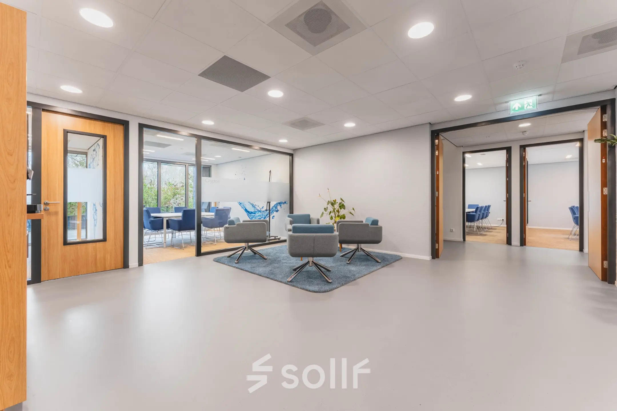 Bright office space with modern furnishings at Hurksestraat 60 in Eindhoven De Hurk, featuring comfortable seating areas and meeting rooms available for rent.