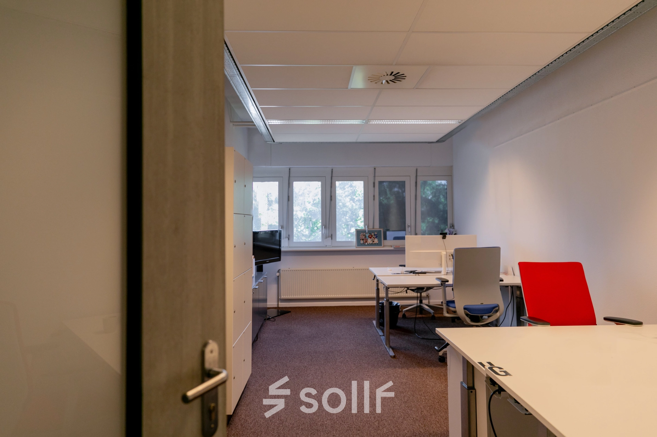 Spacious office to rent at Eindhoven High Tech Campus features modern furnishings, large windows for natural light, and ergonomic chairs, creating a productive work environment.