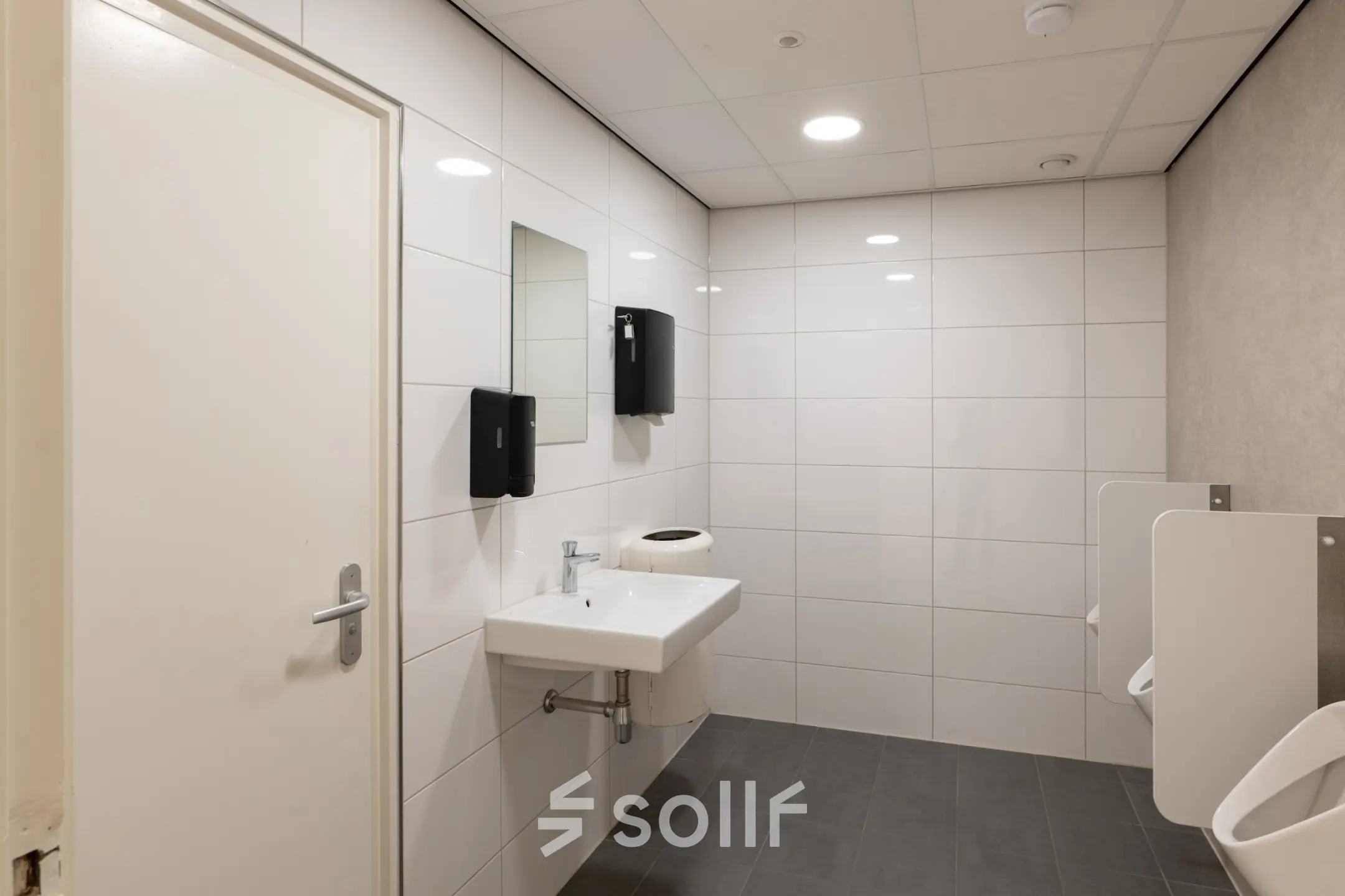 Clean restroom facilities at Kuipersdijk 2-4, Enschede, available as part of the office space rental.