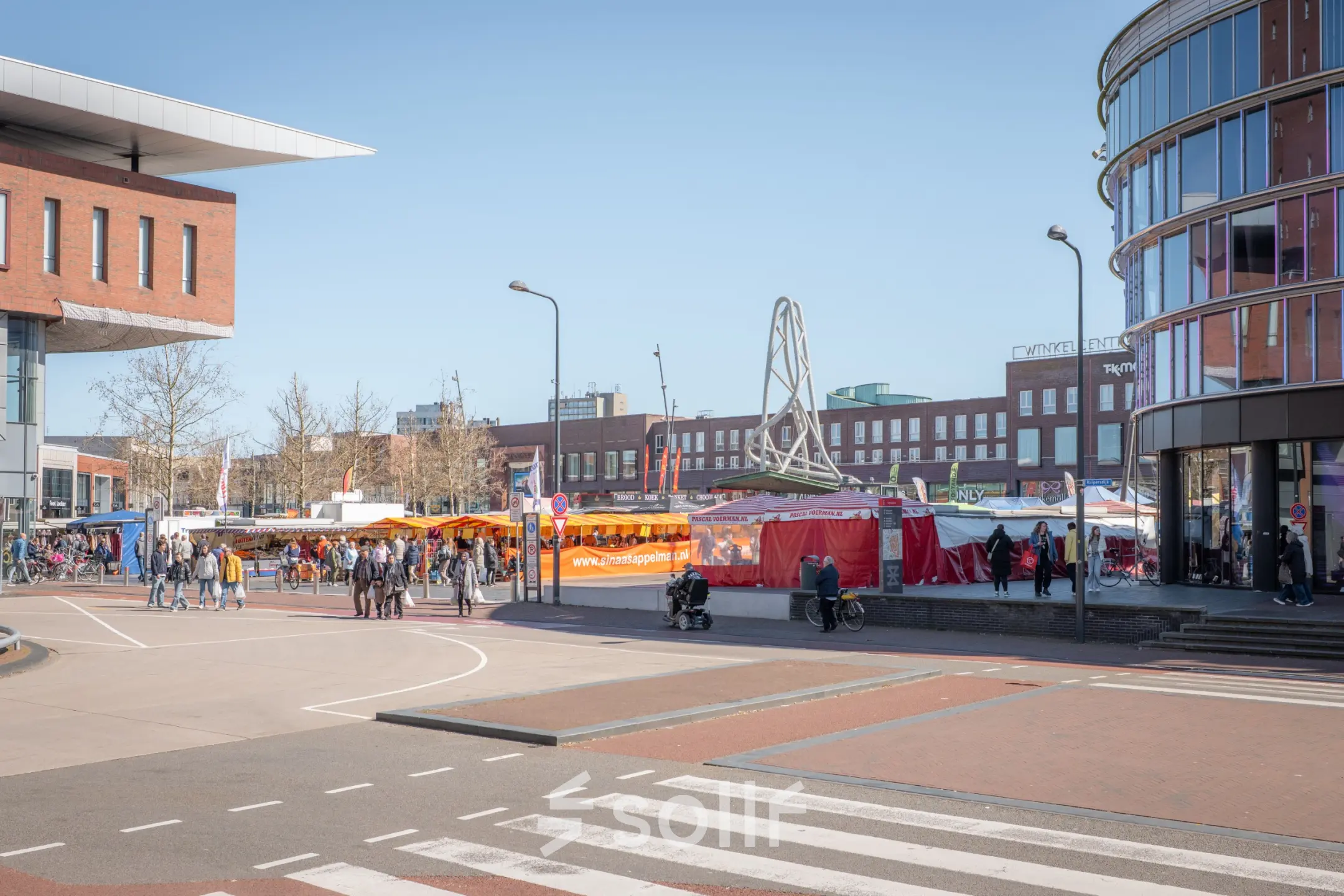 Exterior view at Kuipersdijk 2-4 in Enschede, showcasing a vibrant market next to the office to rent, ideal for those seeking dynamic surroundings for office space rental.