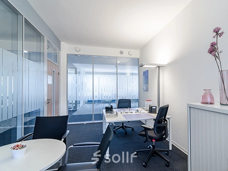 Interior view of an office to rent at Mergenthaler Allee 15-21, Eschborn, featuring modern furnishings and a clean design ideal for office space rental.