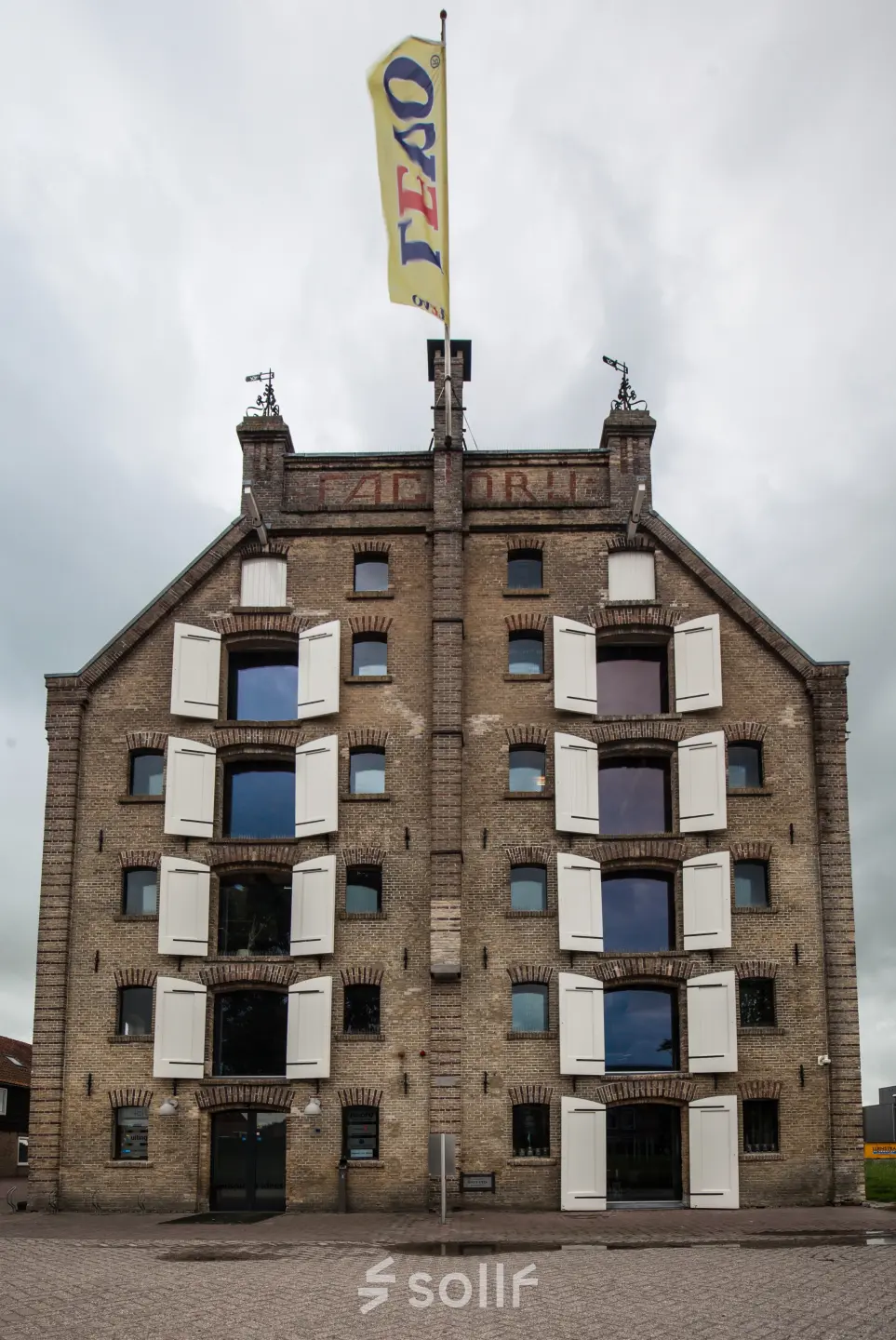 Exterior view of a historic office building on Prins Hendrikkade 3 in Franeker, showcasing opportunities for office space rental.