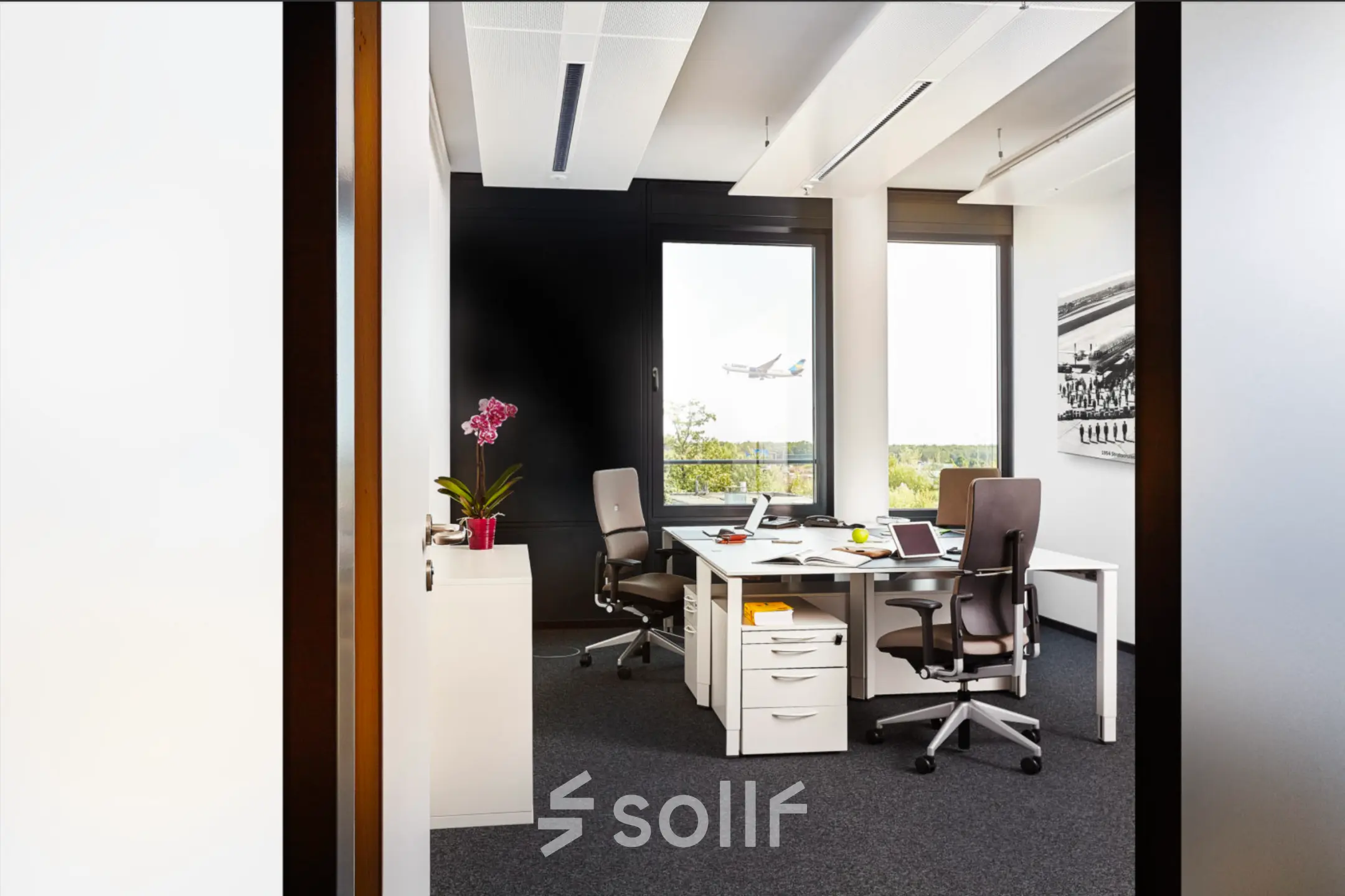 Bright office space at Solmsstrasse 83, Frankfurt Bockenheim, featuring modern furniture with office chairs and desks, available for rent.