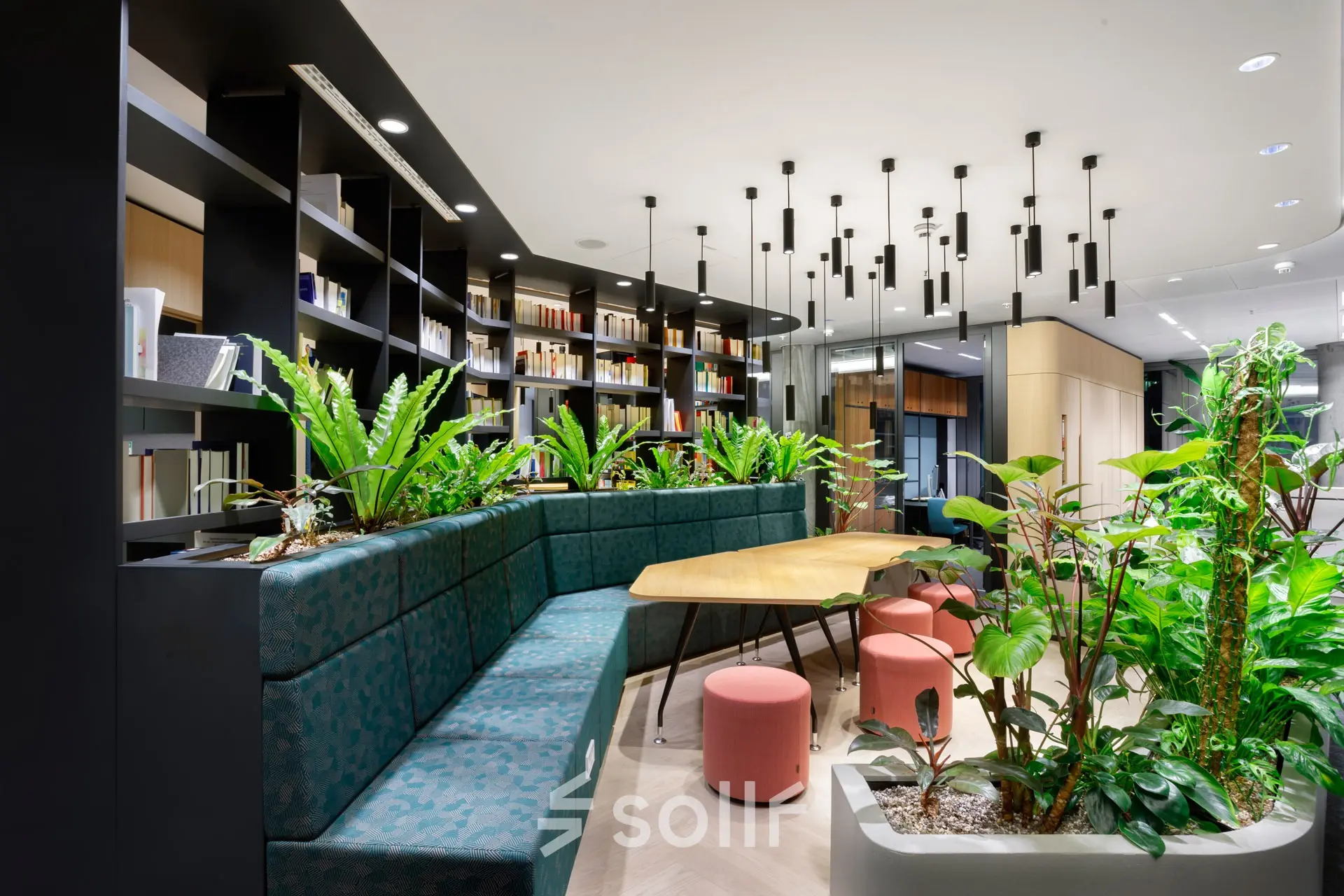 Modern office space with chic seating, abundant greenery, and elegant lighting available for rent at Junghofstraße 9, Frankfurt Center.