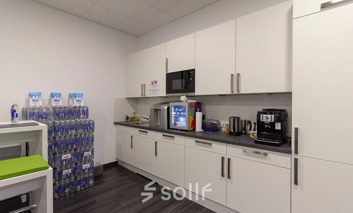 Office pantry at Eschborner Landstraße 42-50 in Frankfurt West with appliances and bottled water. Ideal space for office space rental.