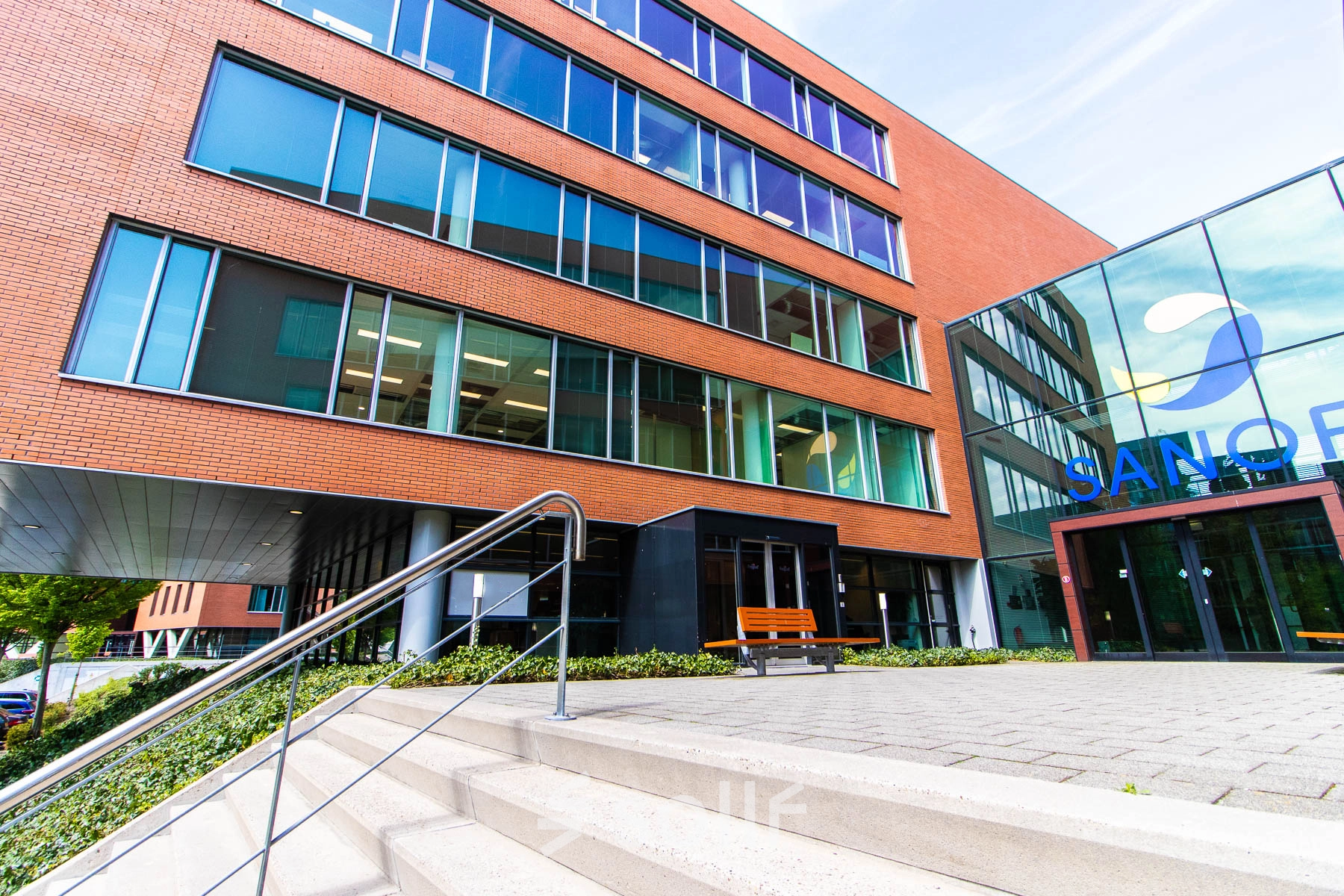 Exterior view of an office building at Kampenringweg 45, Gouda, showcasing large windows and entrance steps, ideal for those seeking office space rental.