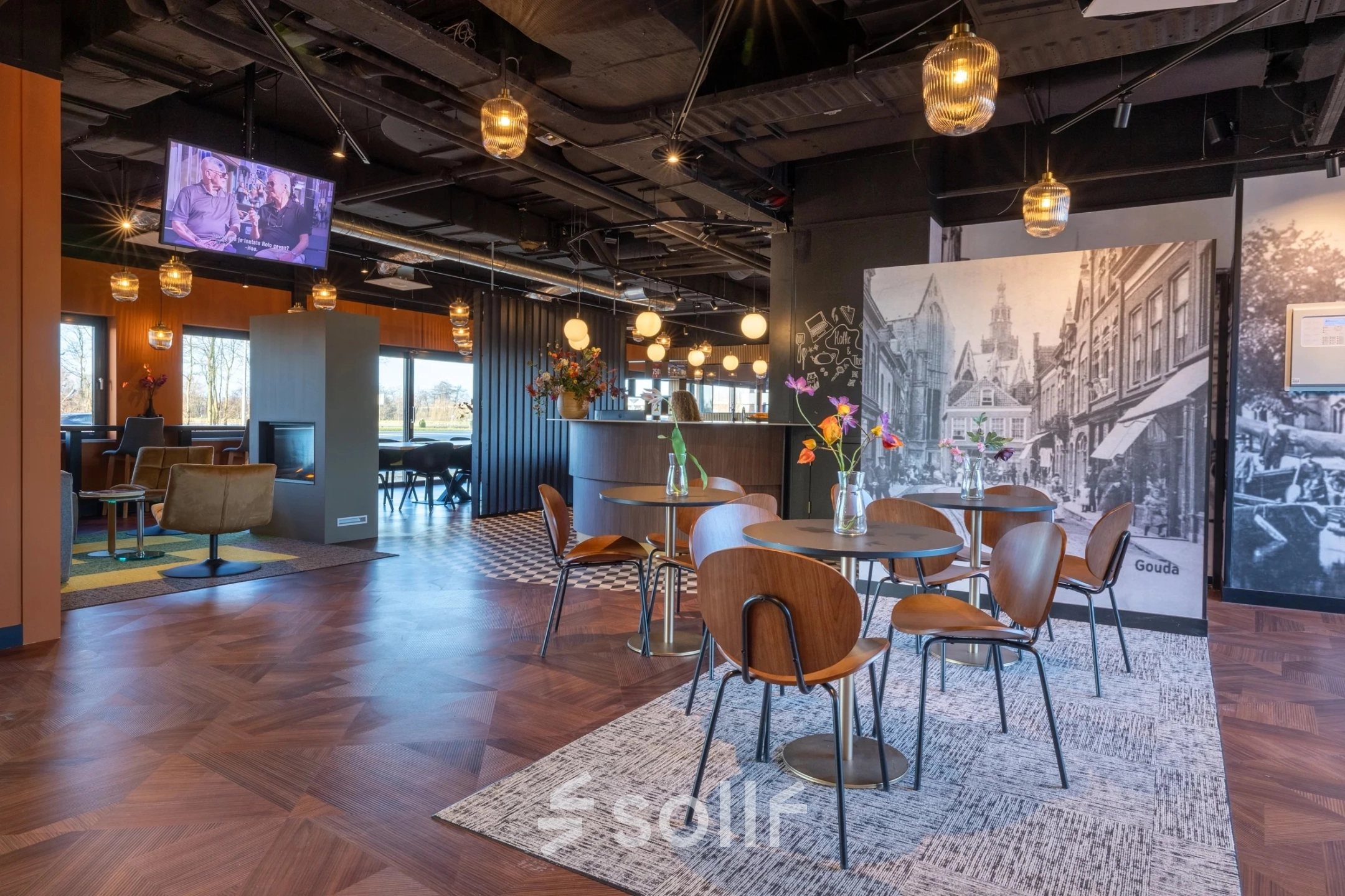 Modern office space with stylish seating and a vibrant design, ideal for rent in Gouda. Features cozy lighting and artistic decor, making it perfect for office space rental.