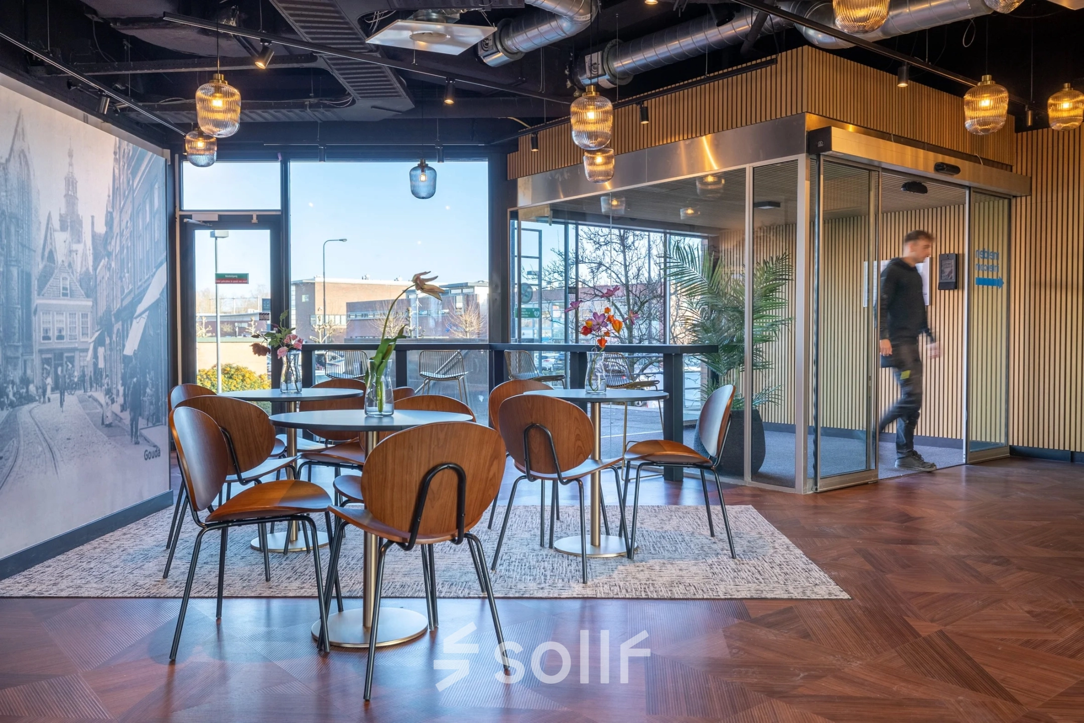 Bright office space in Gouda with modern furnishings, featuring stylish seating and vibrant decor ideal for meetings and workspace rentals.