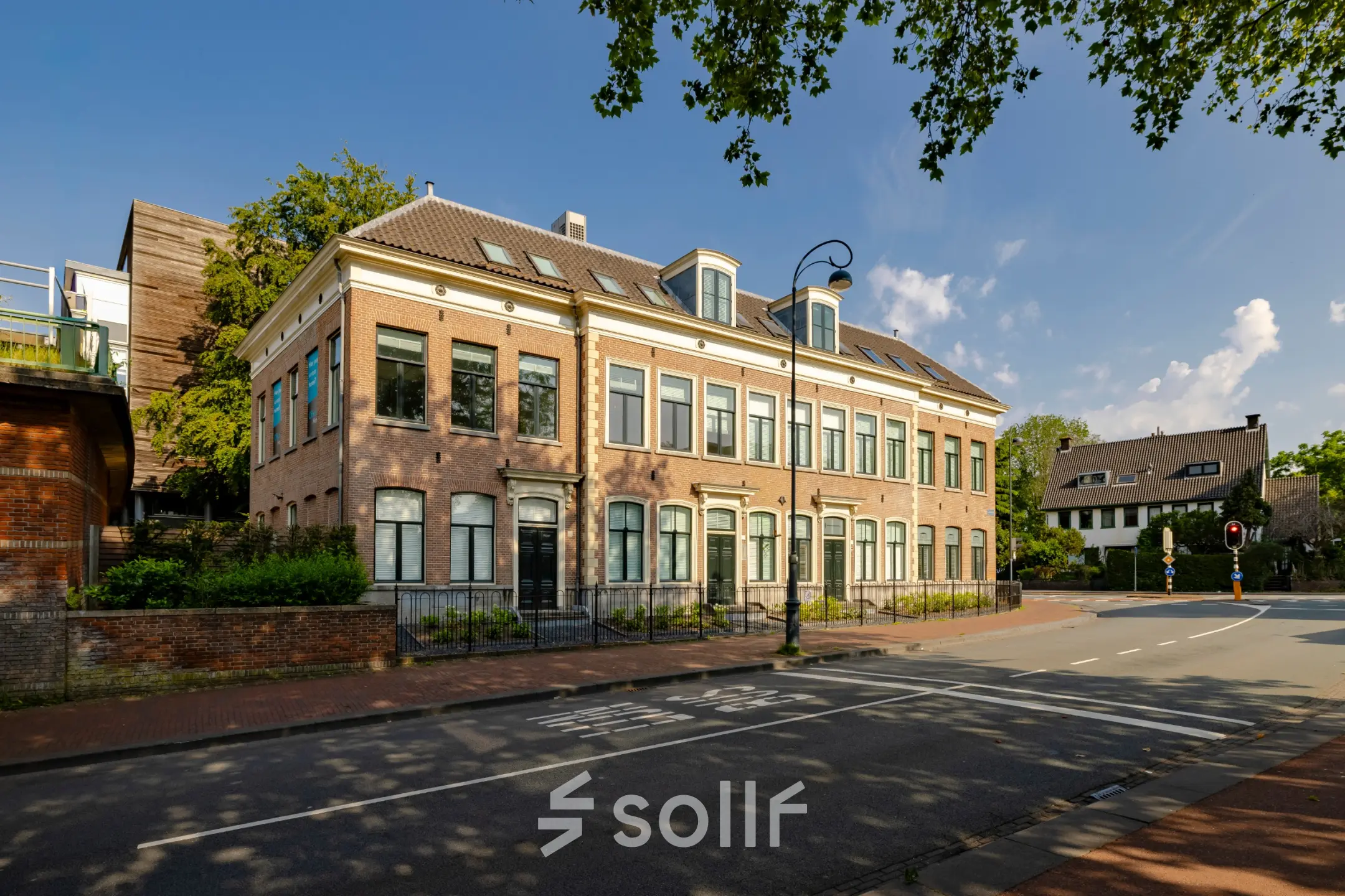 Exterior view of the office building at Kennemerplein 20, Haarlem Centraal Station, ideal for office space rental.