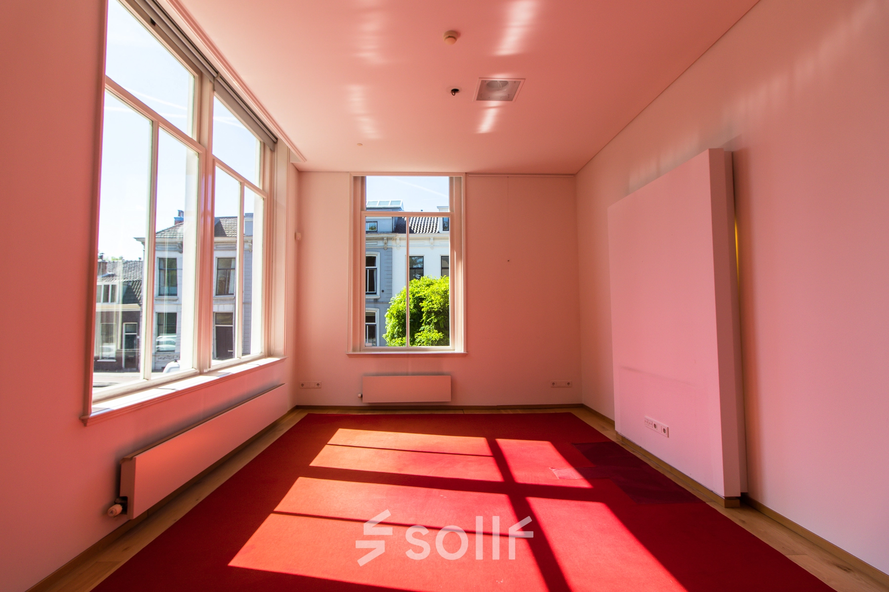 Bright office space with expansive windows at Prinsen Bolwerk 1, Haarlem Centraal Station, ideal for rent office space with natural light.