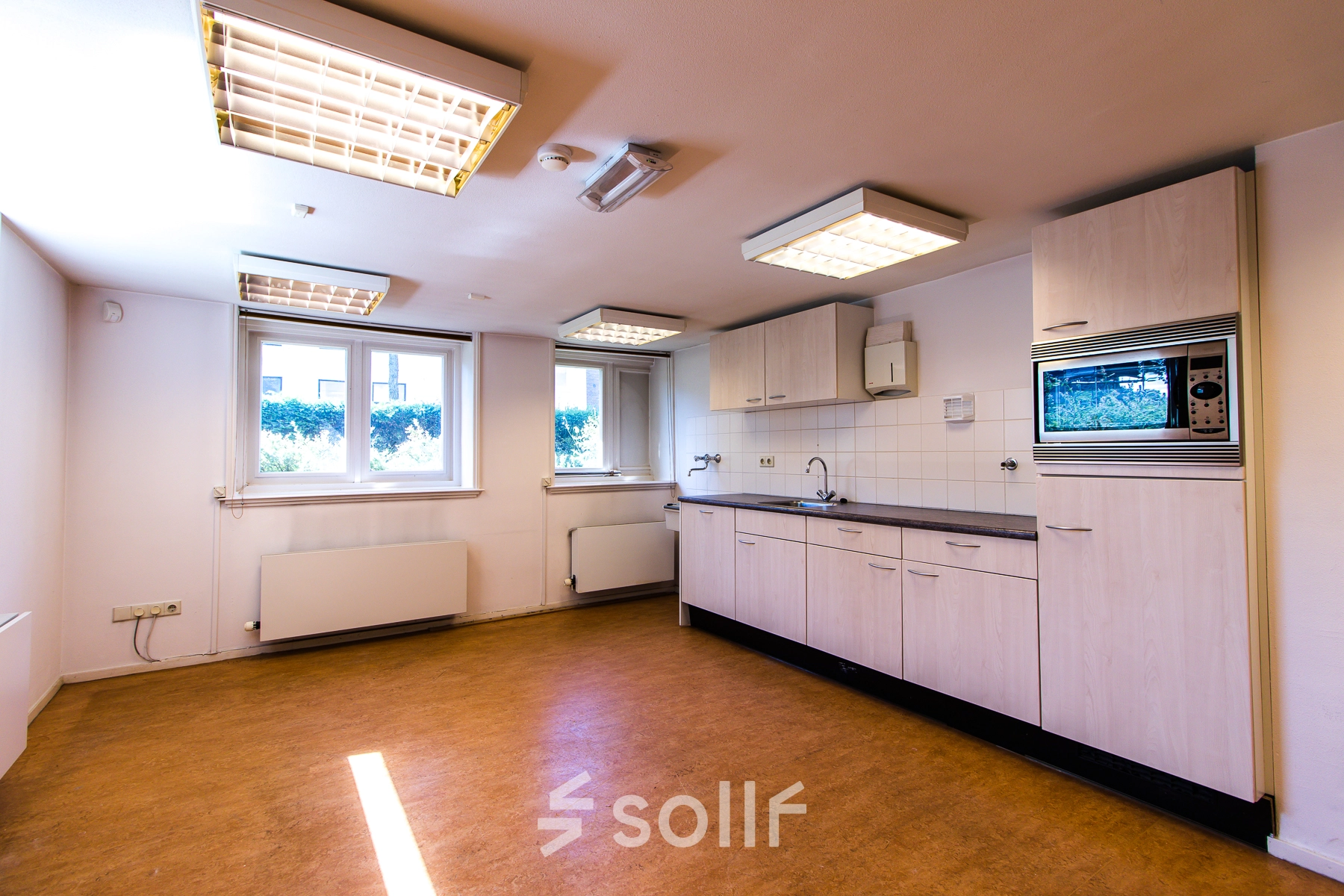 Bright furnished office space with kitchen amenities at Prinsen Bolwerk 1, ideal for those seeking an office to rent in Haarlem Centraal Station.