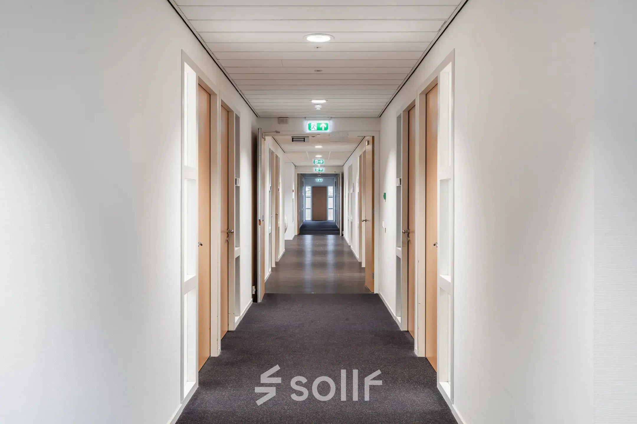 Long, well-lit corridor at Mollerusweg 84 in Haarlem Waarderpolder, ideal for office space rental with multiple doors leading to rental office spaces.