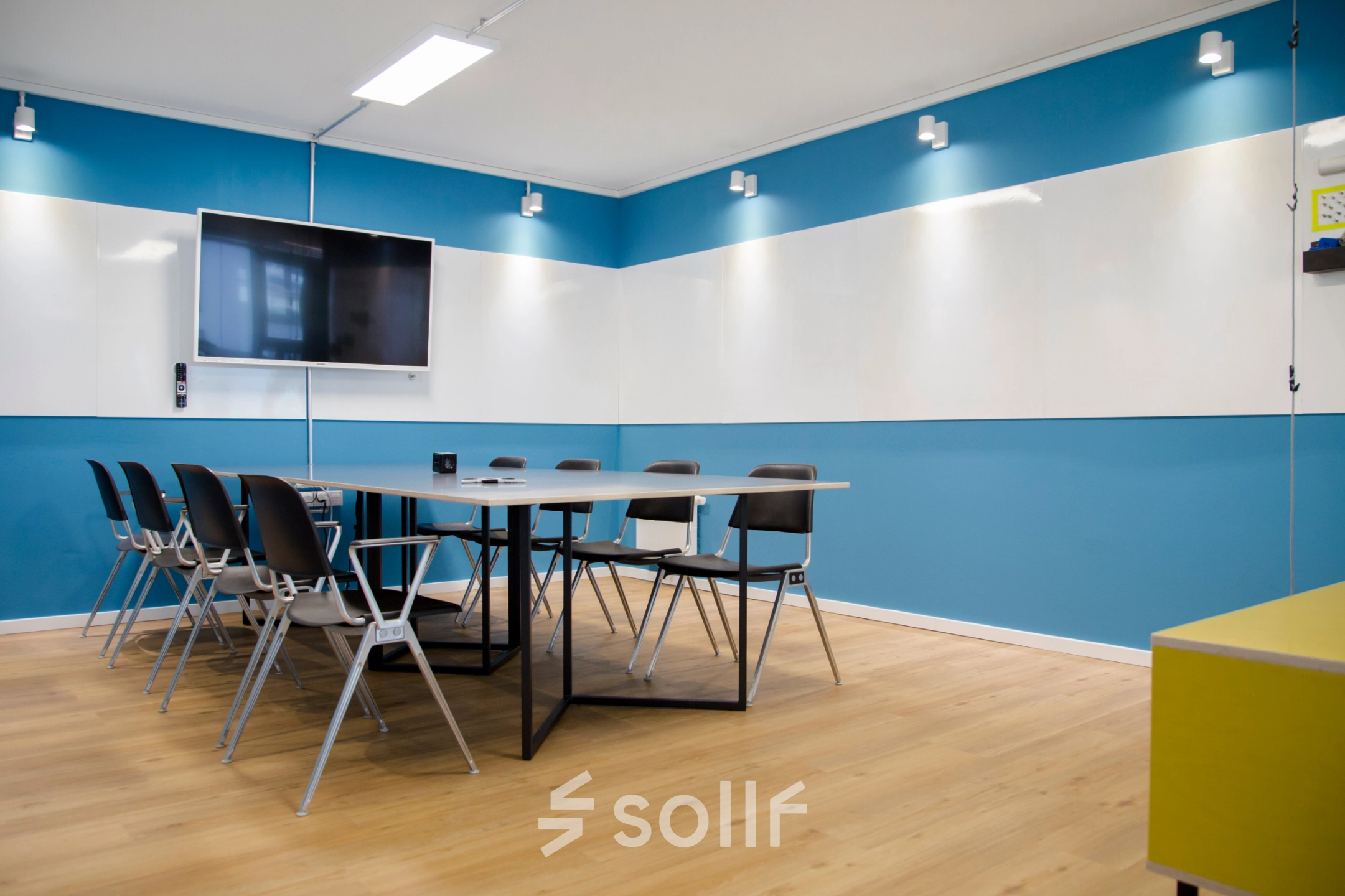 Bright conference room with a large table and chairs, ideal for office space rental at Versmannstraße 4, Hamburg Hafencity.